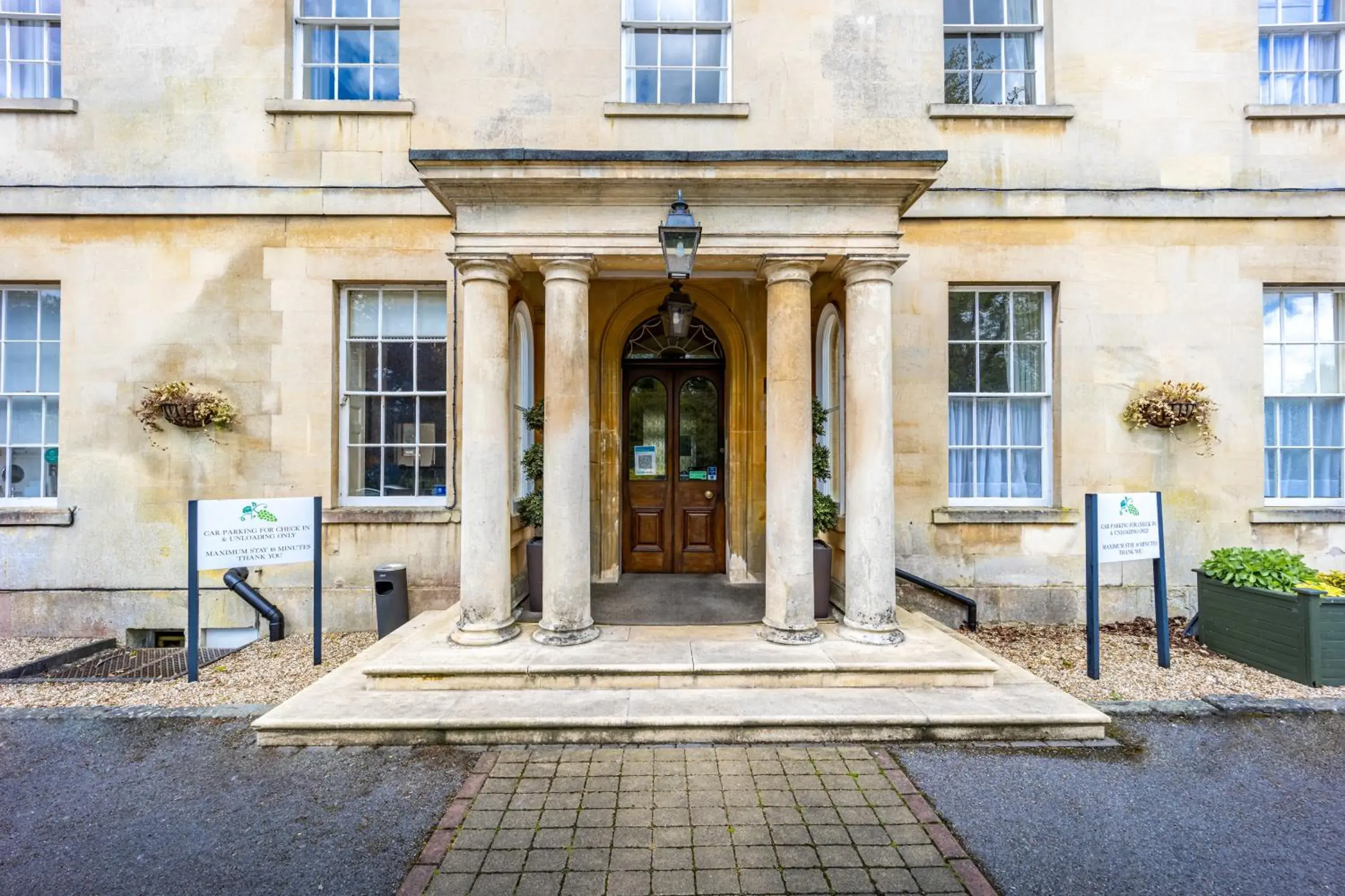 Facade/entrance in Best Western Leigh Park Hotel