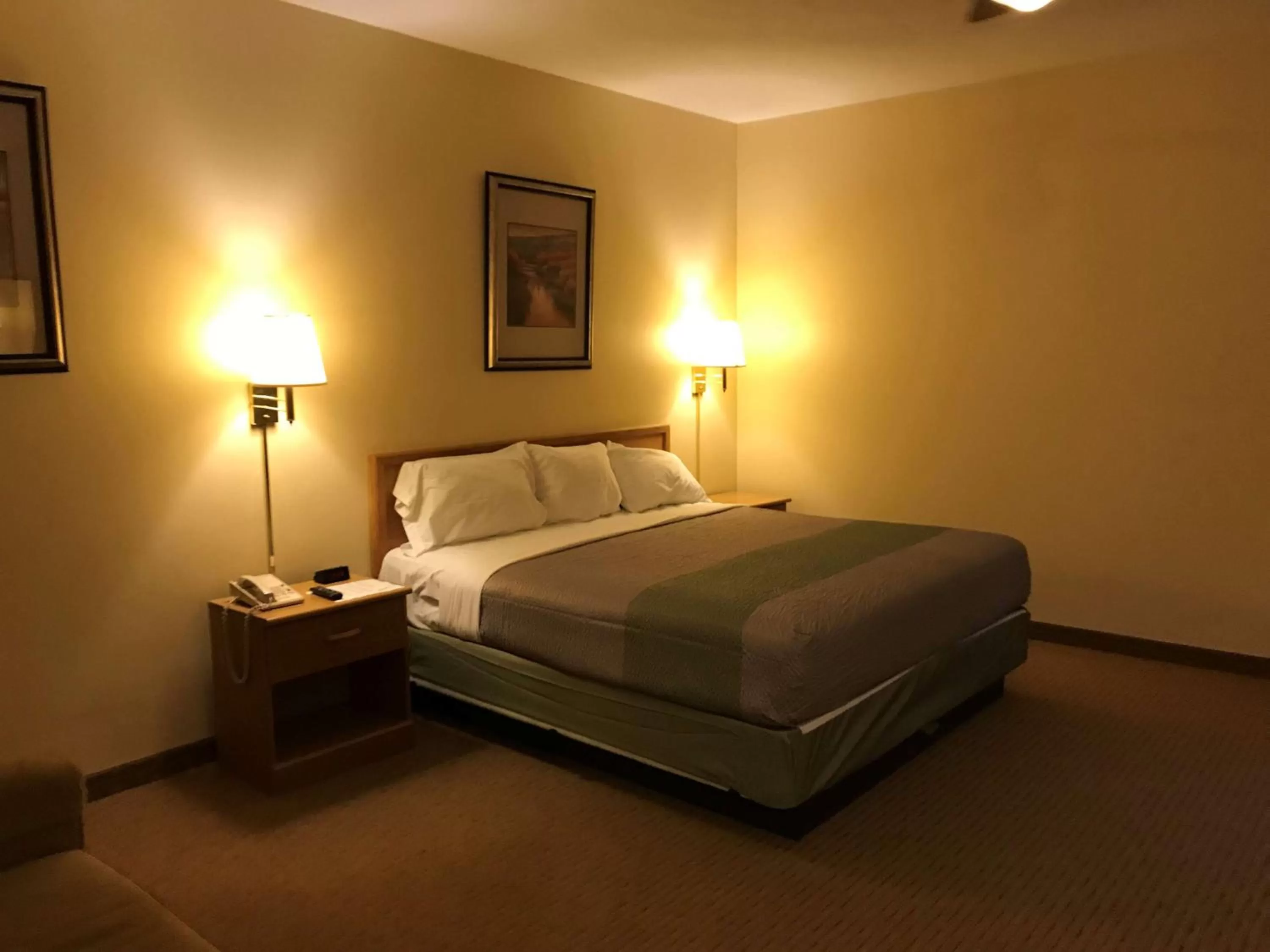 Deluxe Queen Room - Non-Smoking in Motel 6-Bloomsburg, PA