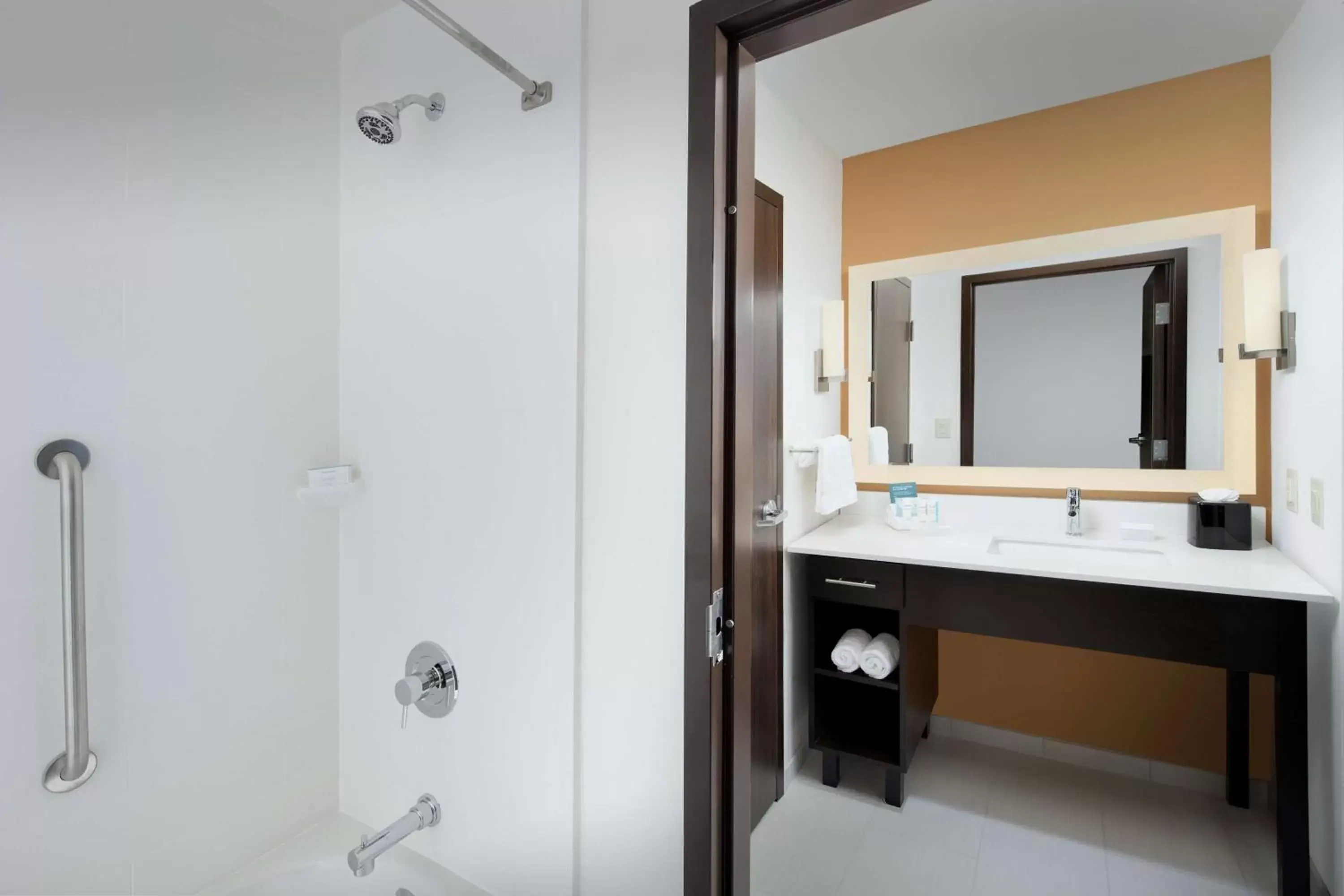 Bathroom in Homewood Suites By Hilton Kansas City Speedway