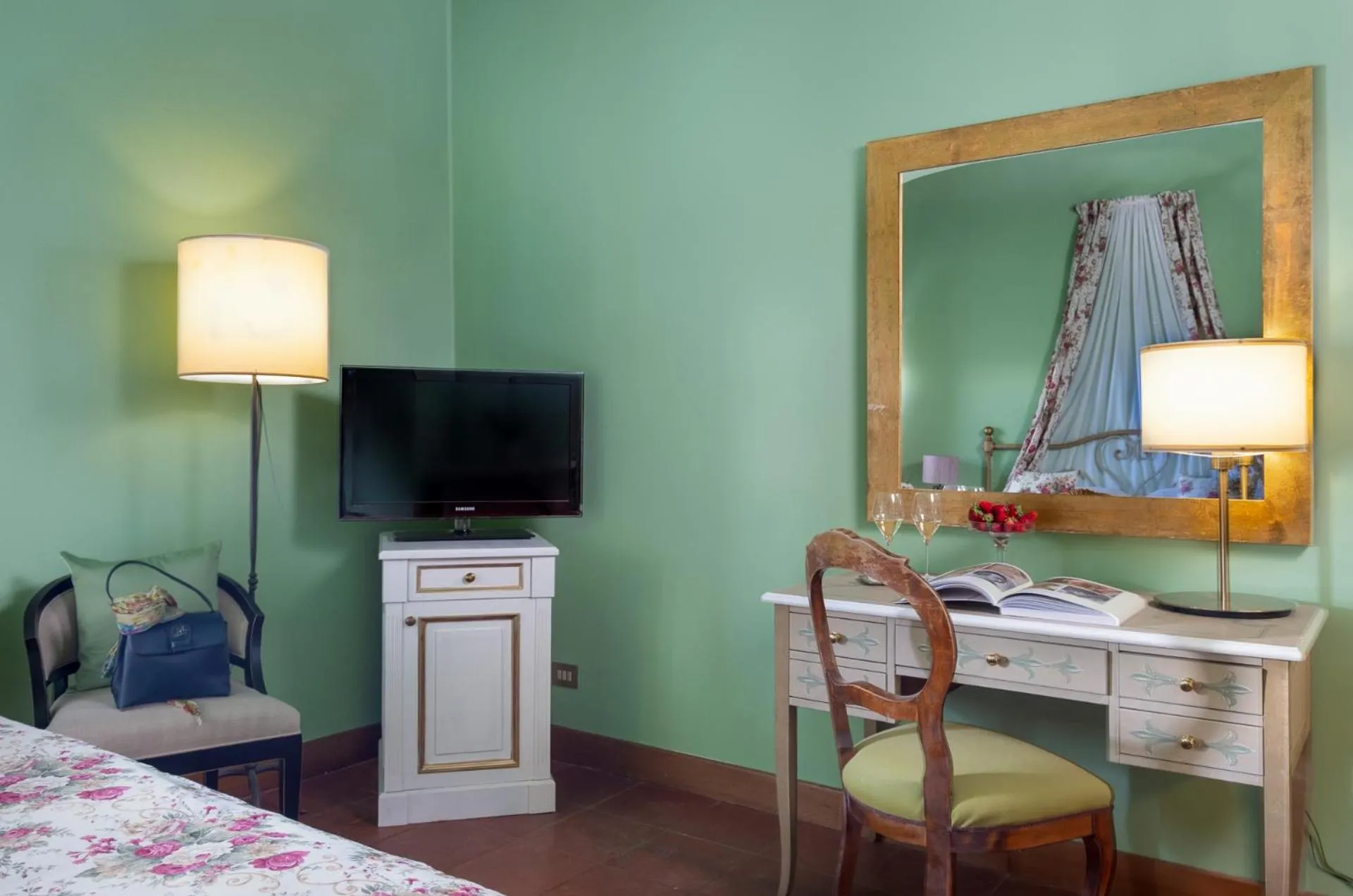 TV and multimedia, Bed in Villa Pitiana