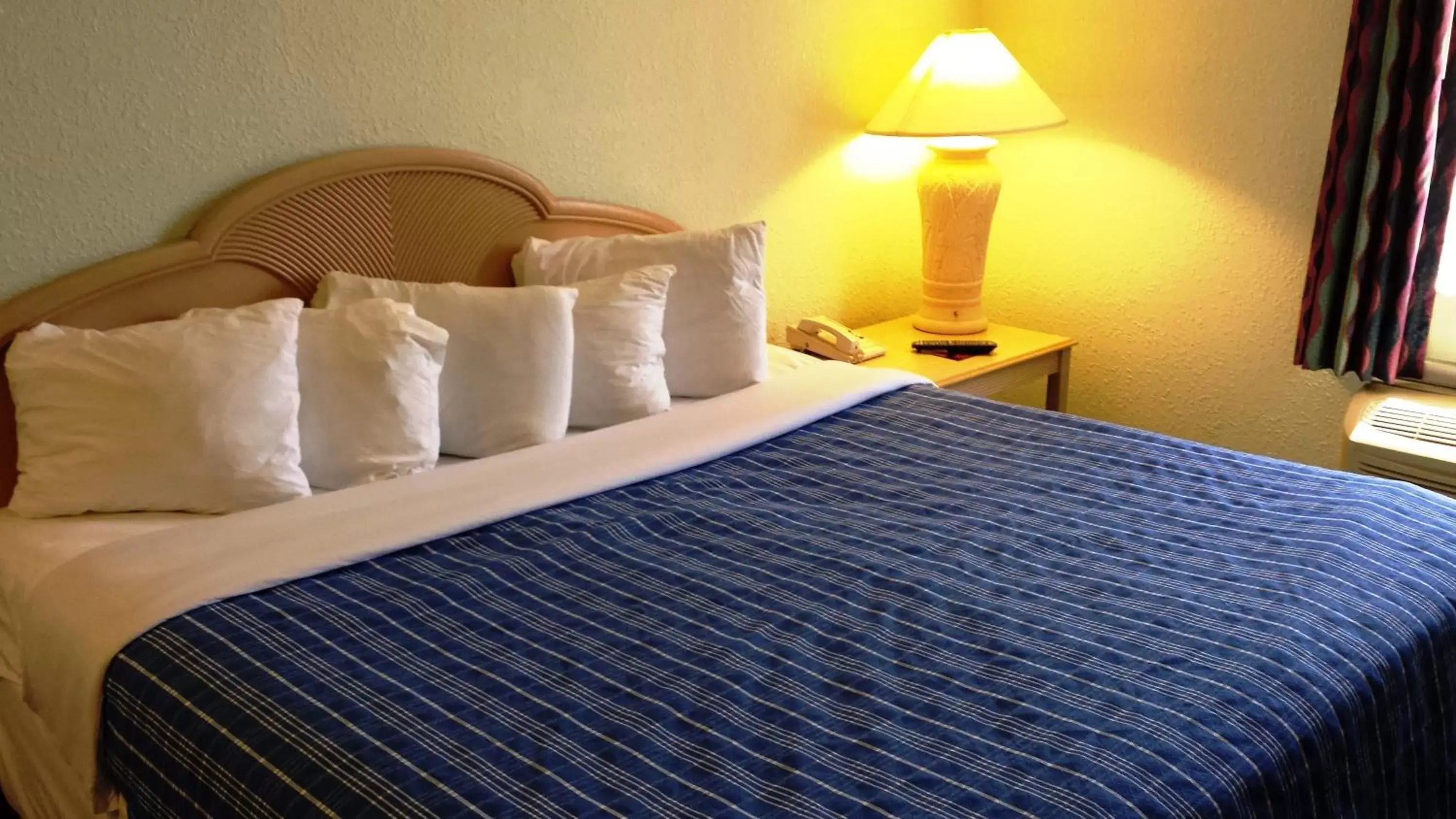 Bedroom, Bed in Cocoa Beach Suites Hotel