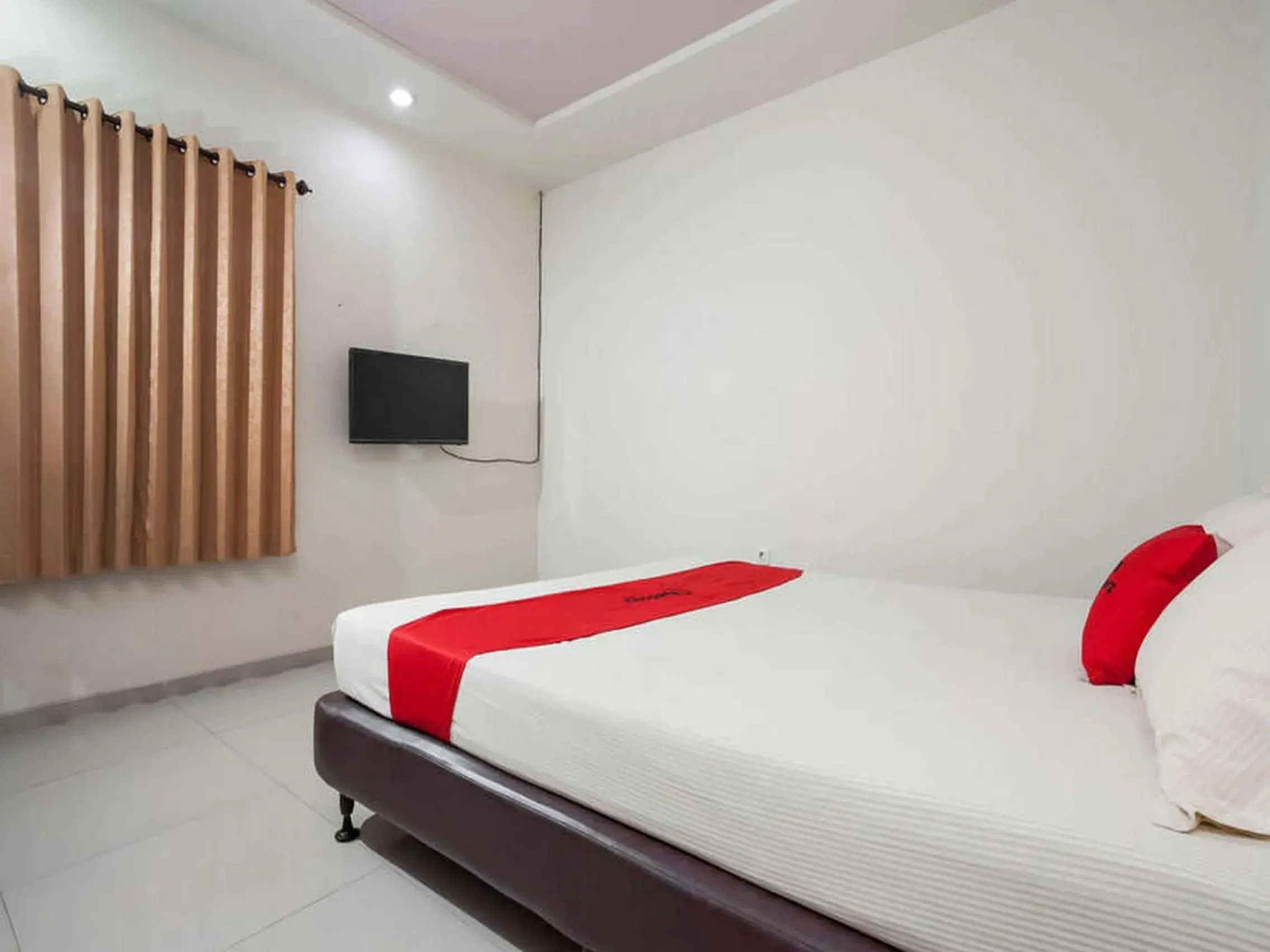 Bed in RedDoorz @ Panglima Sudirman