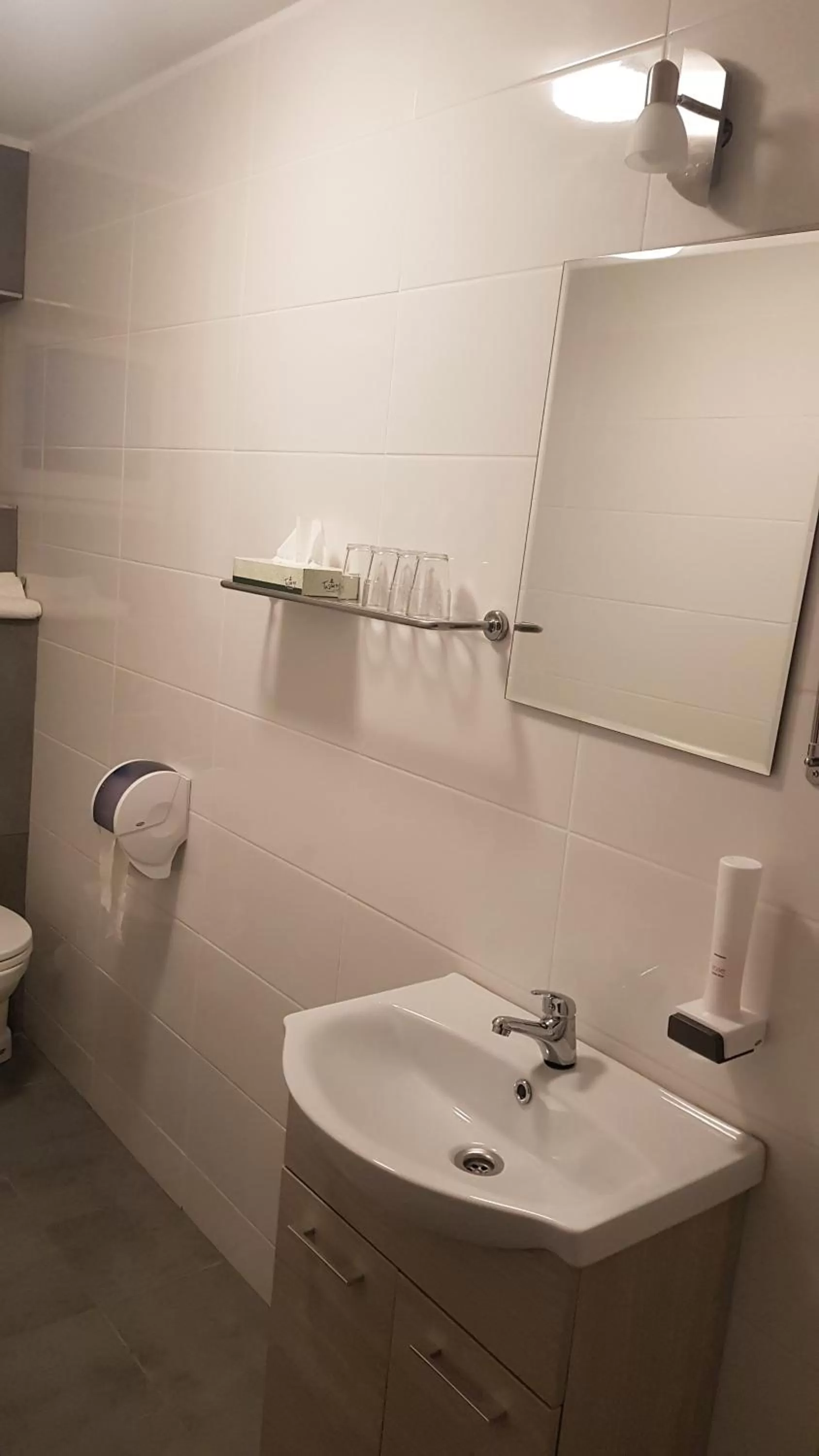 Bathroom in HBH Bajor Sörház, Étterem és Panzió