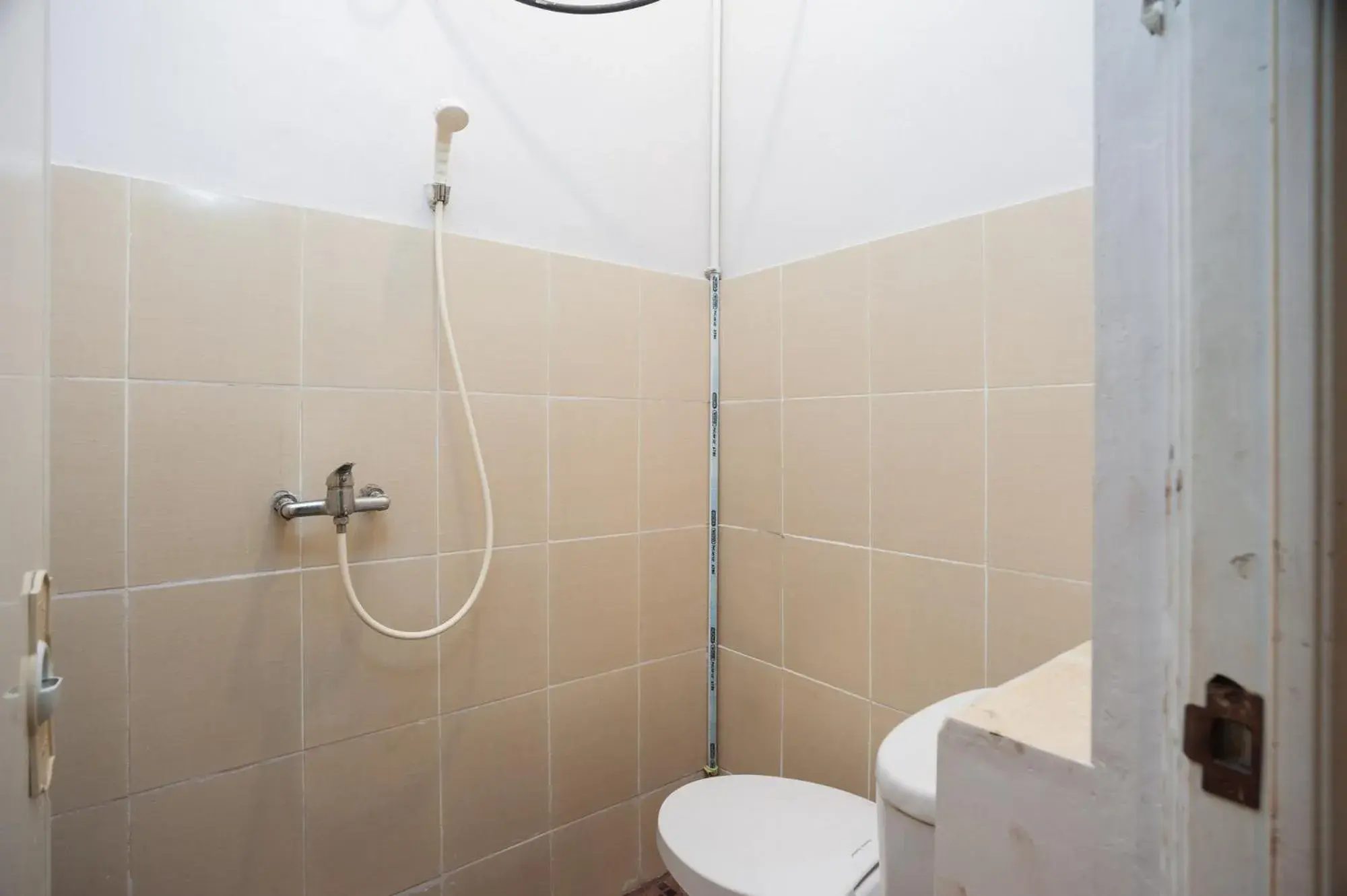 Shower, Bathroom in RedDoorz Syariah near Taman Air Mancur Bogor