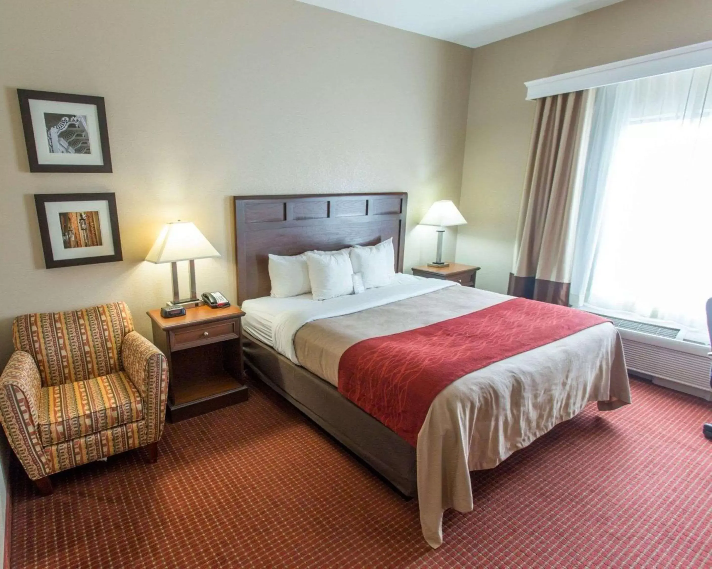 Photo of the whole room, Bed in Comfort Inn New Orleans Airport South