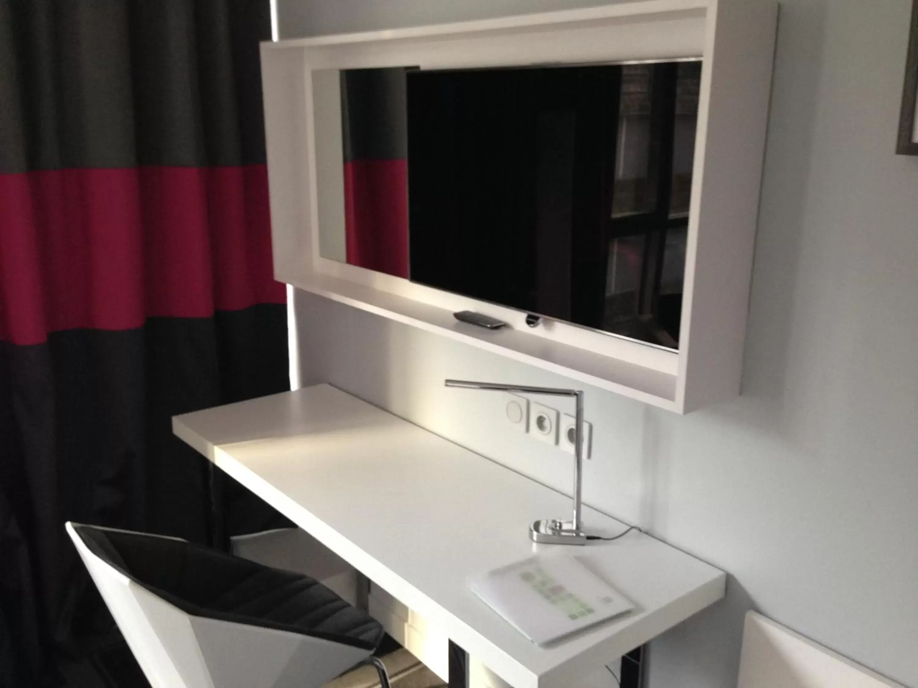 Seating area, TV/Entertainment Center in Holiday Inn Dijon Toison D'or, an IHG Hotel