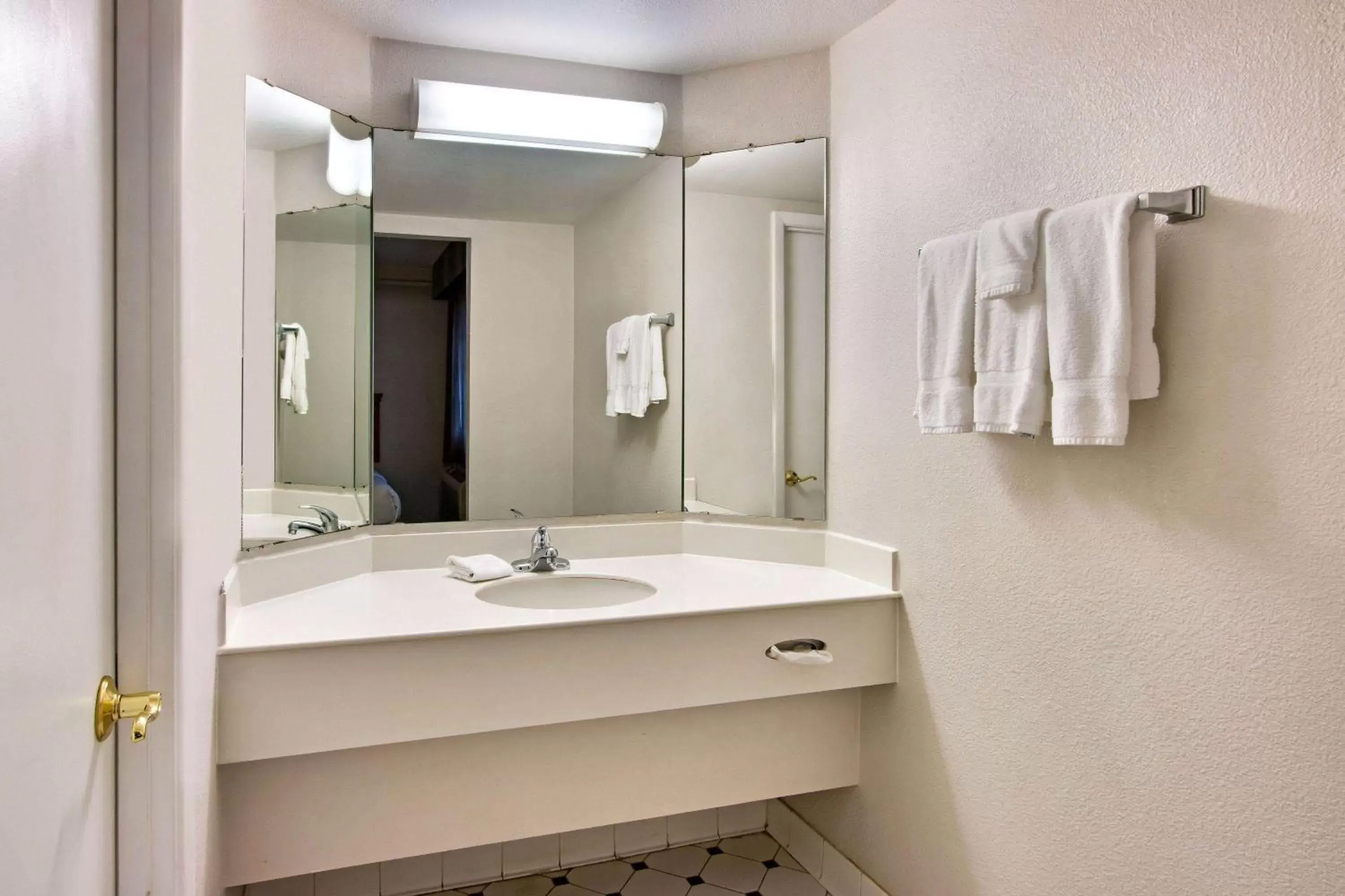 Bathroom in La Quinta Inn by Wyndham Albuquerque Airport