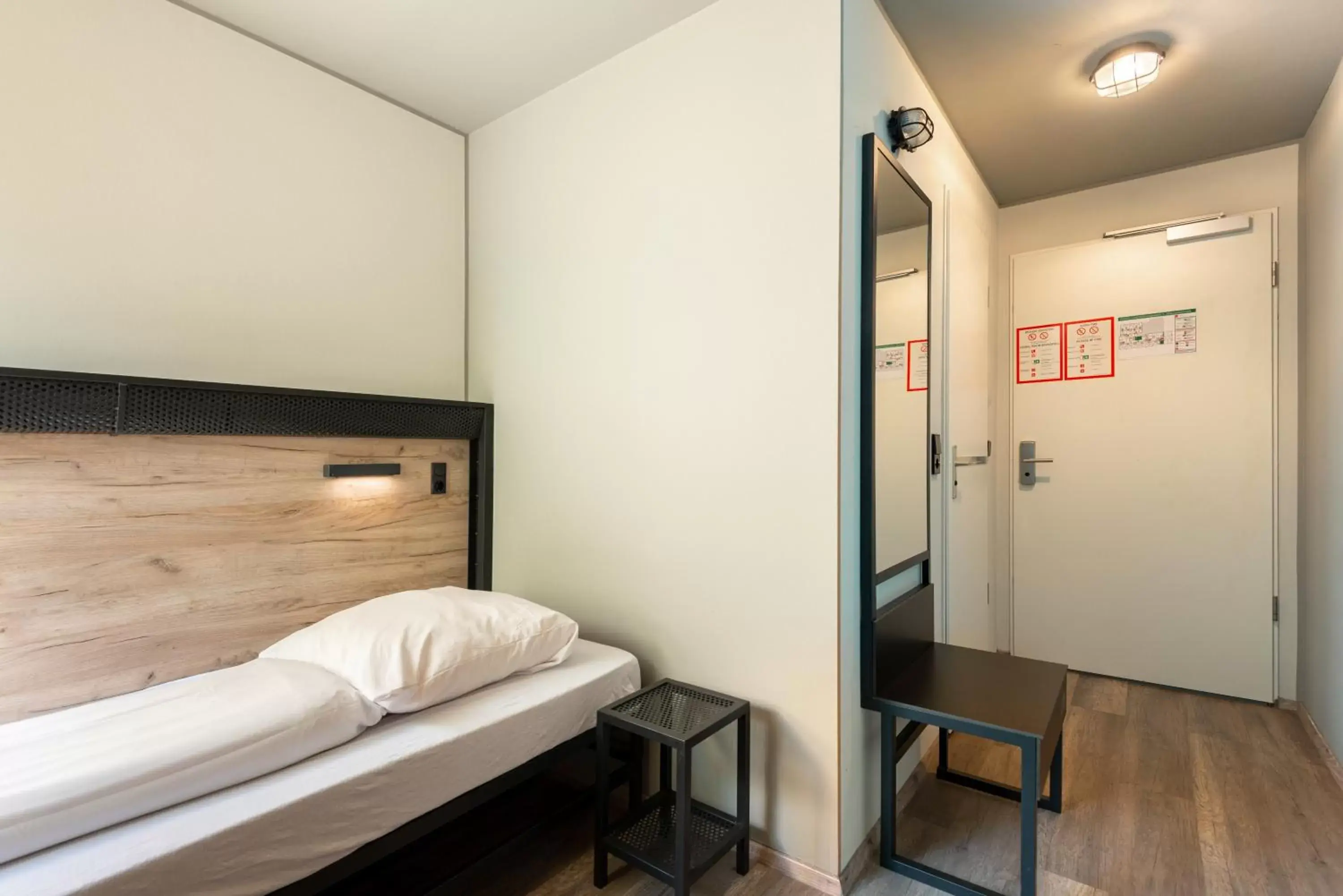 Bedroom, Bed in a&o Frankfurt Galluswarte