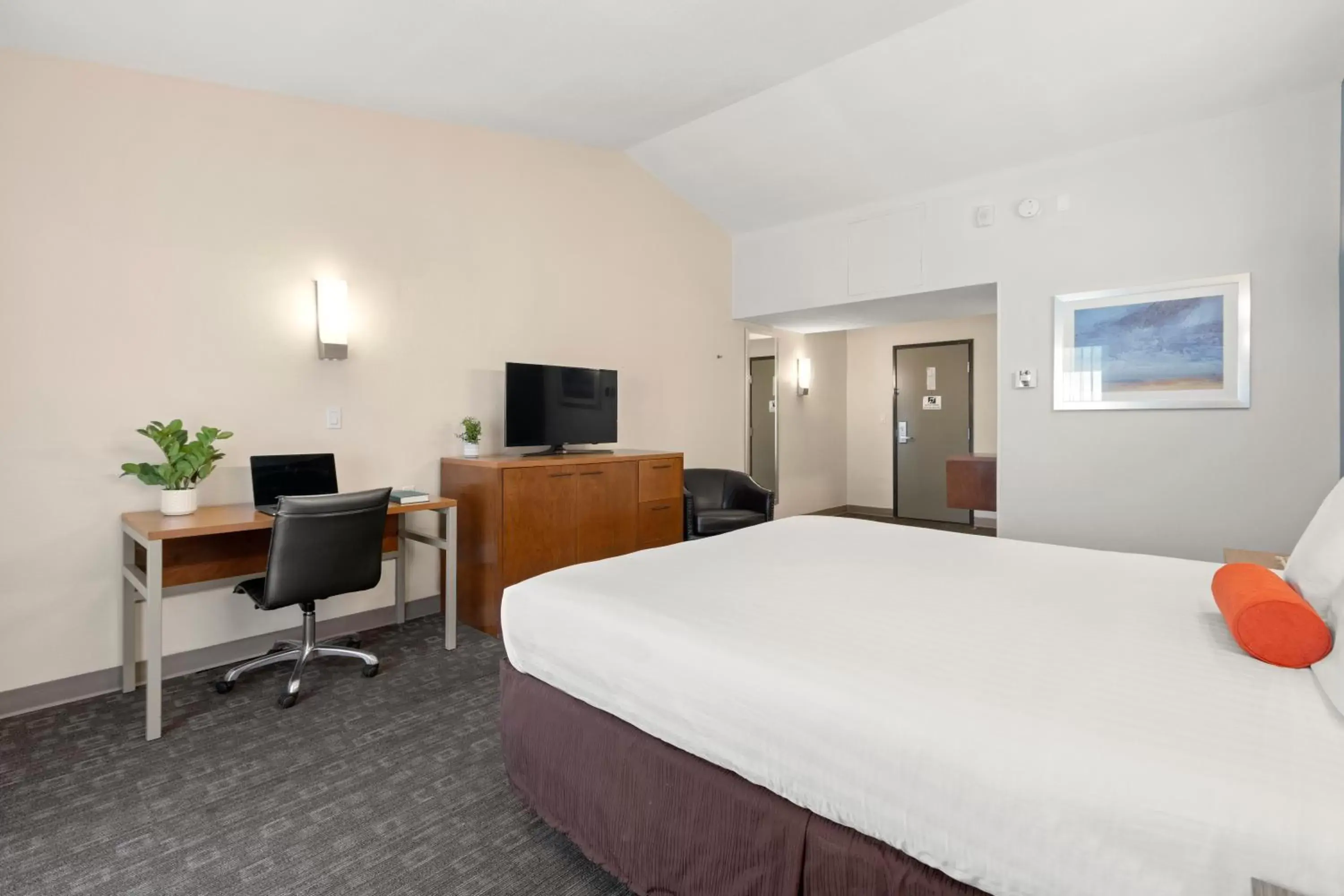 Photo of the whole room, TV/Entertainment Center in Good Nite Inn Redwood City - San Francisco Airport