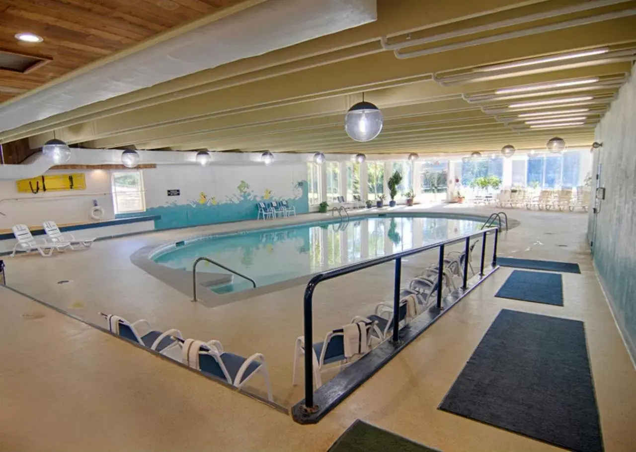 Swimming Pool in Potawatomi Inn & Cabins
