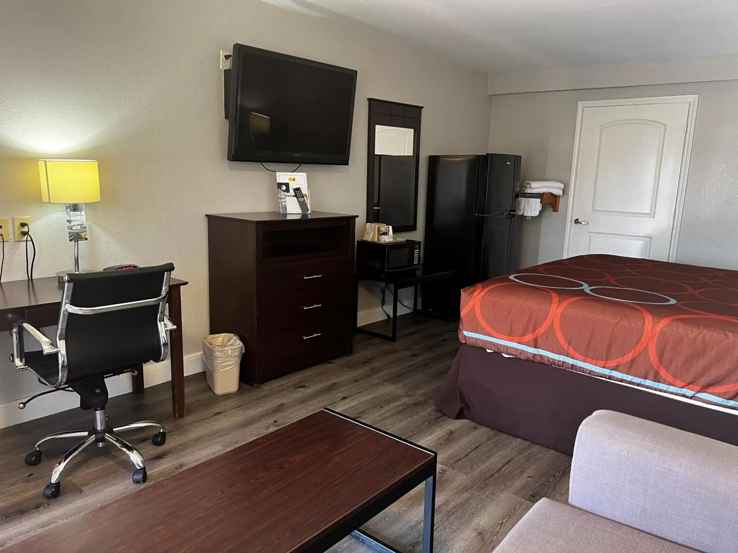 Photo of the whole room, TV/Entertainment Center in Super 8 by Wyndham Baytown/Mont Belvieu