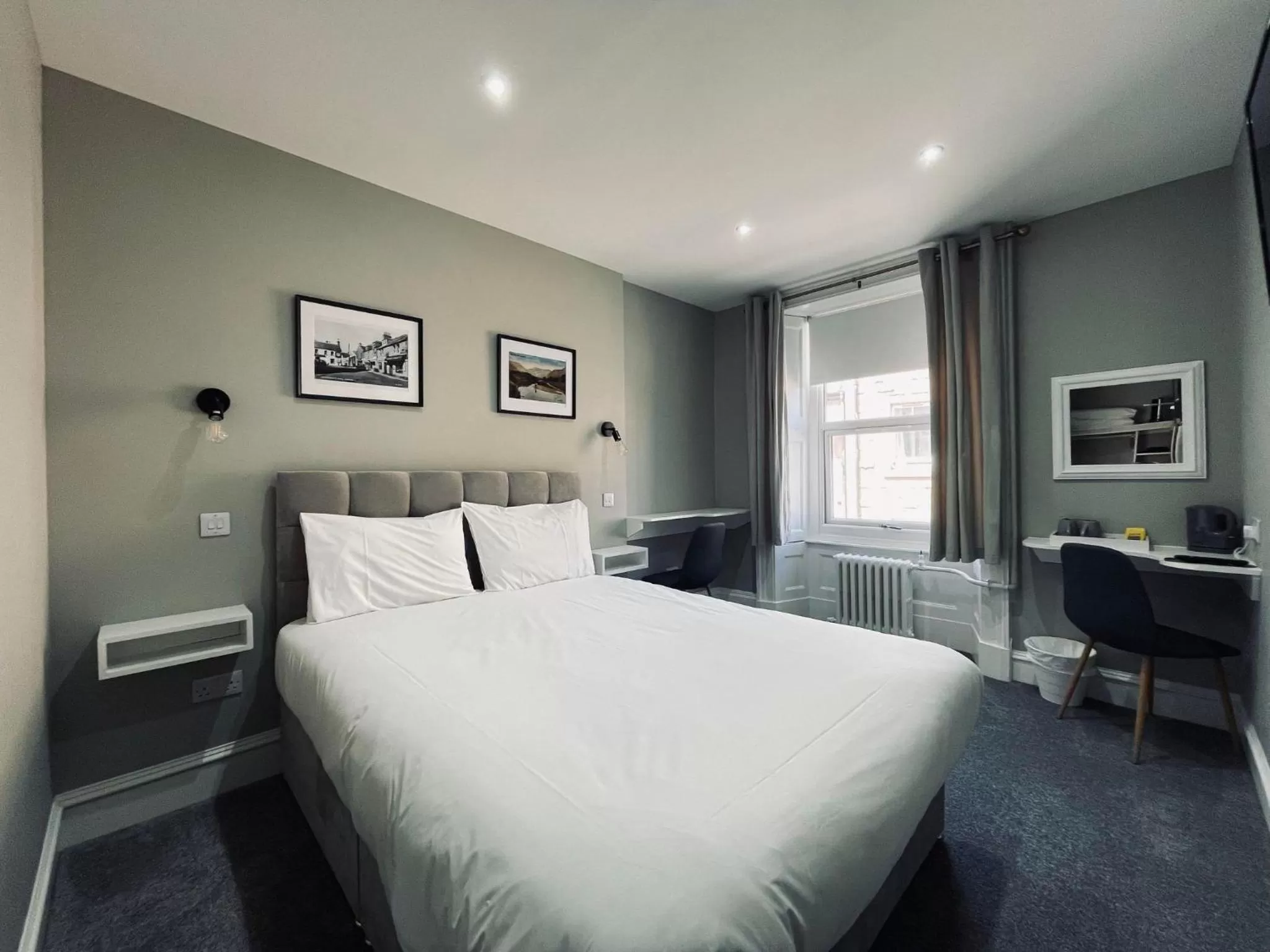 Bedroom, Bed in Airlie Arms Hotel