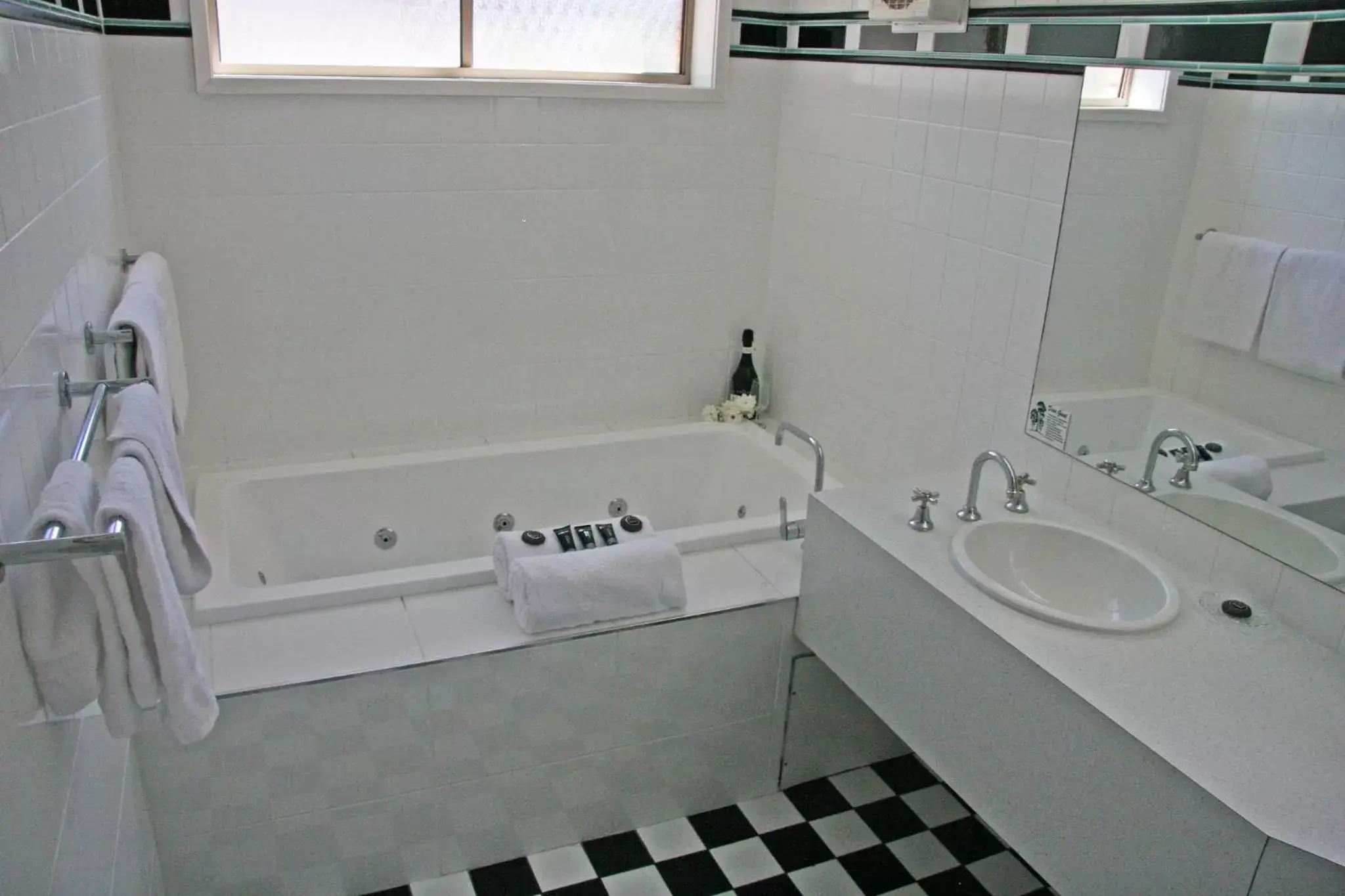 Bathroom in Hermitage Motor Inn