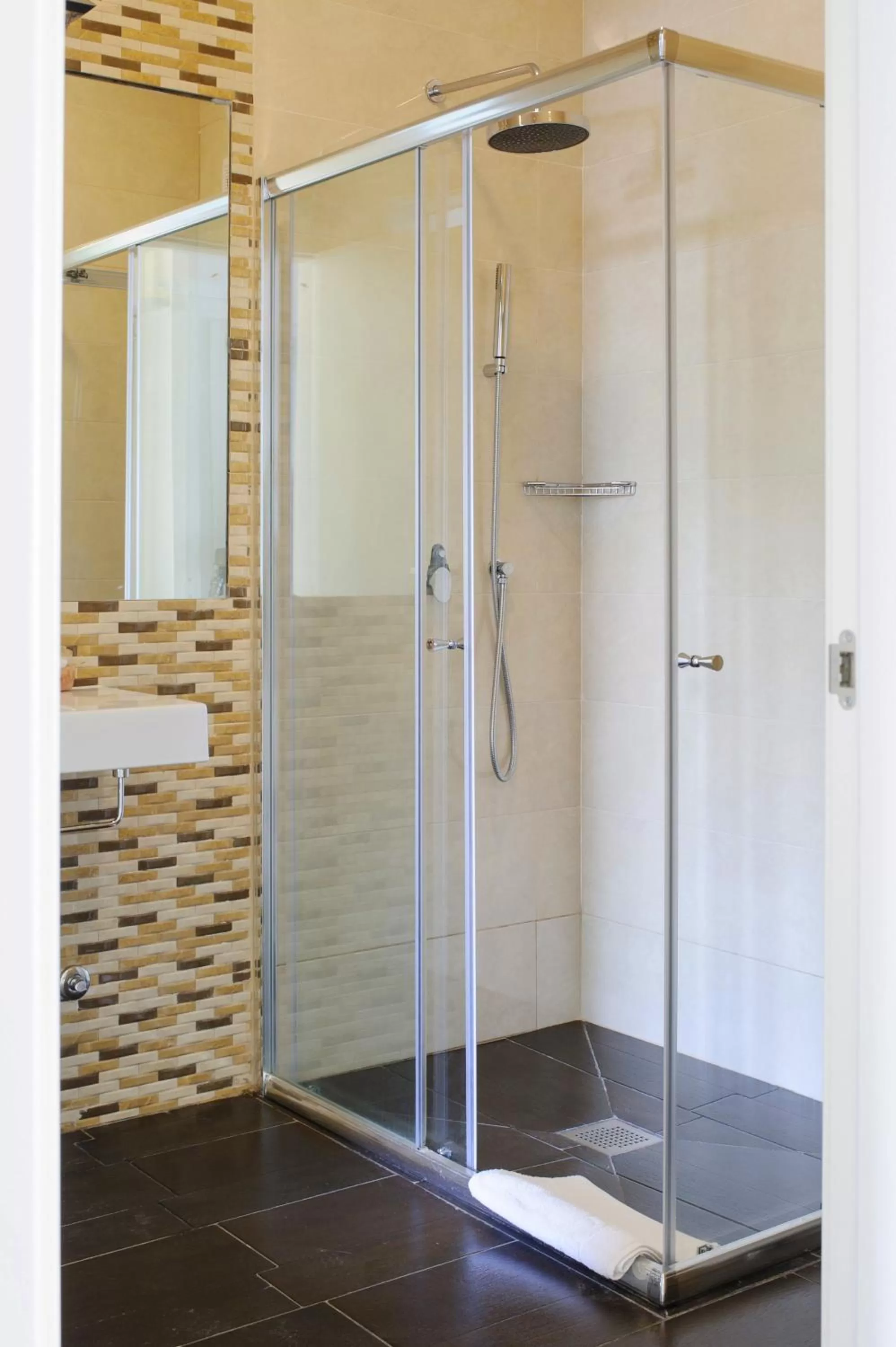 Shower in Ouril Pontao Hotel