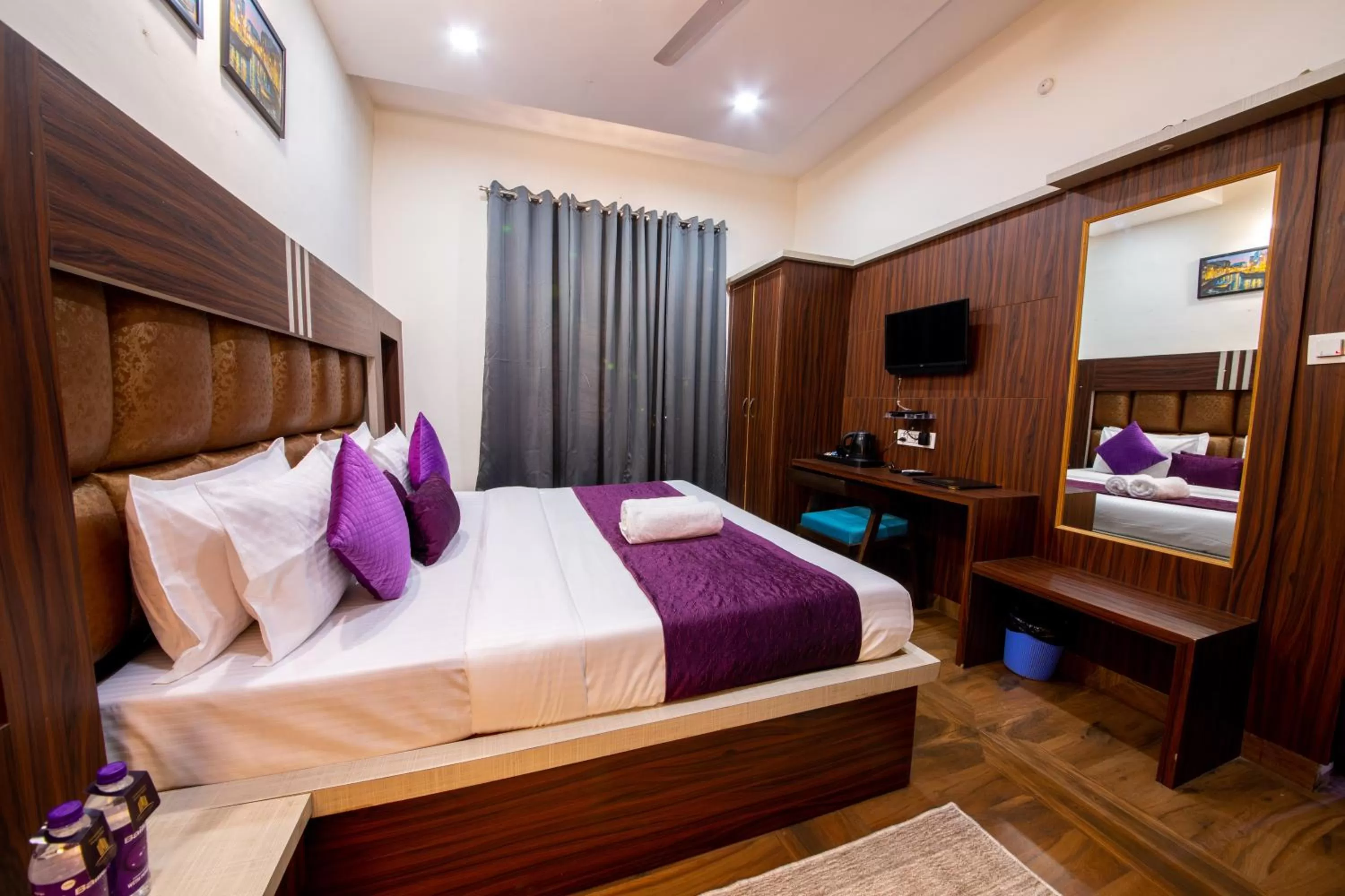 Photo of the whole room, Bed in Grey Castle - Hotel Near Haridwar Railway station