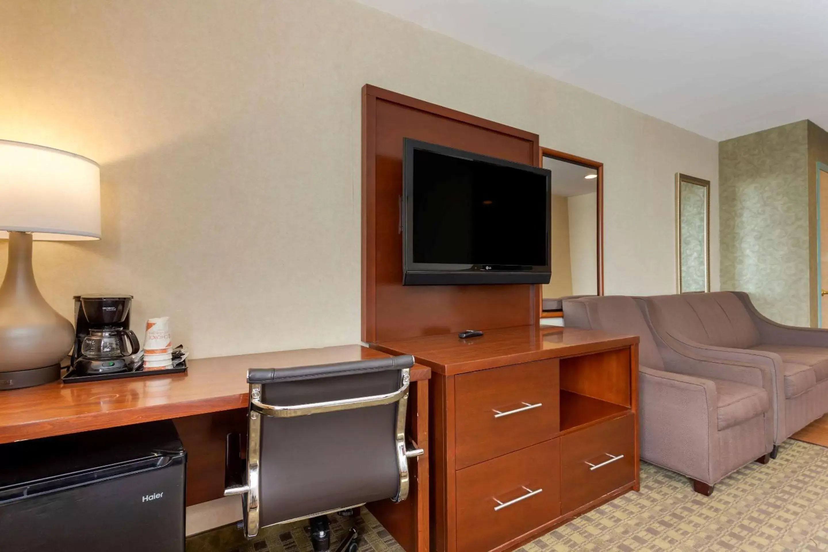 Photo of the whole room, TV/Entertainment Center in Comfort Inn Brooklyn