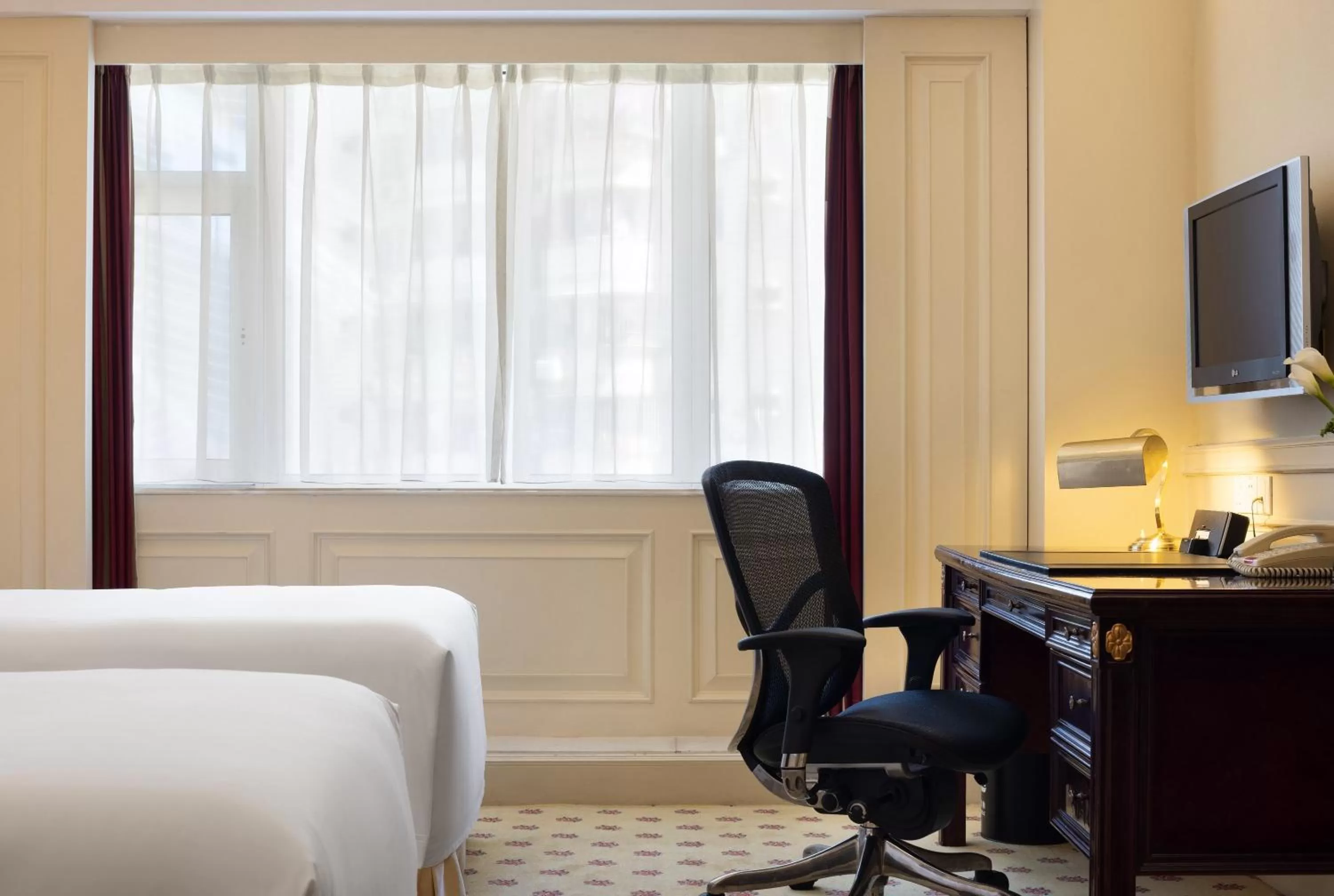 Photo of the whole room, TV/Entertainment Center in Crowne Plaza Hotel & Suites Landmark Shenzhen, an IHG Hotel - Nearby Luohu Border, Indoor heated swimming pool, Receive RMB100 SPA coupon upon check-in