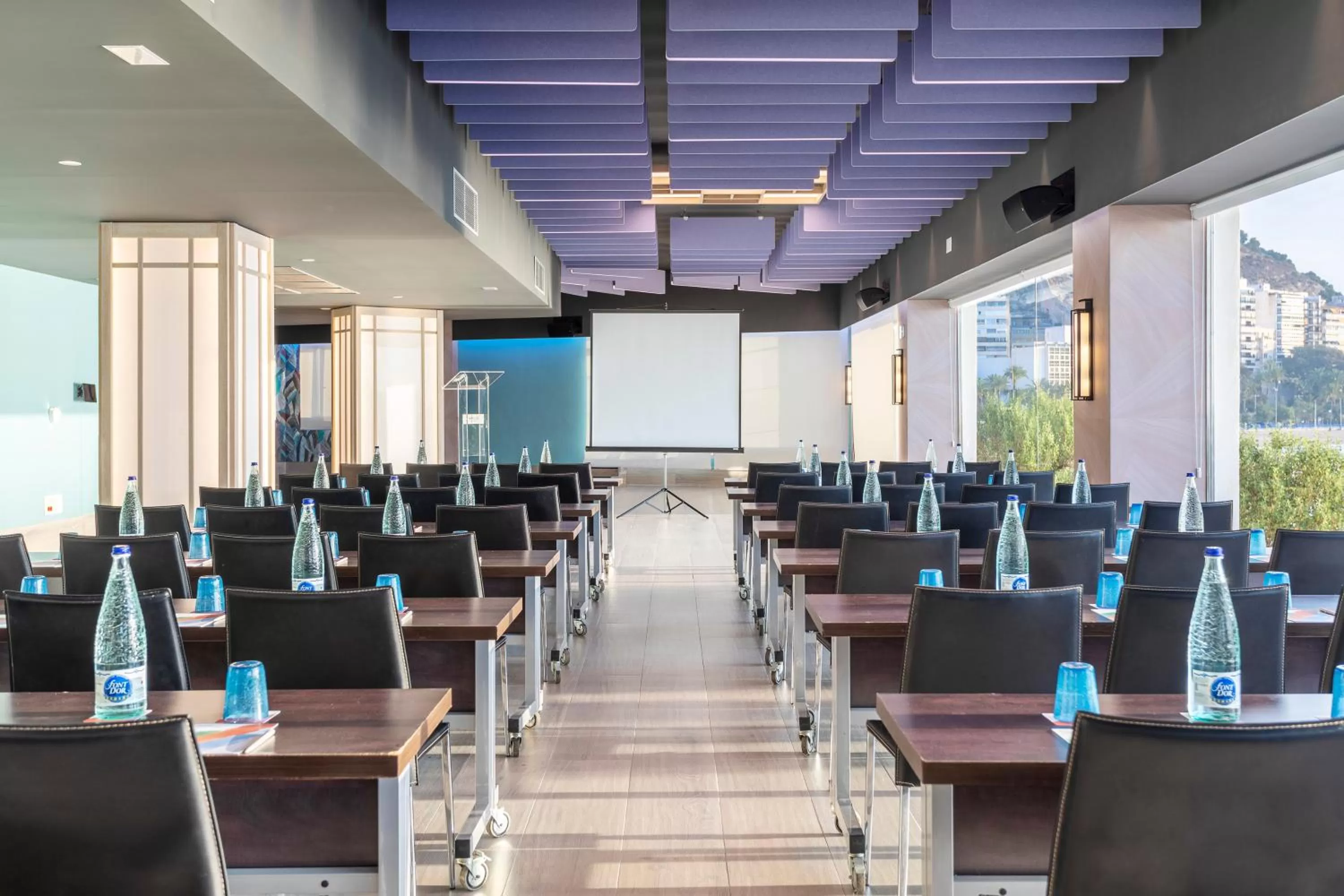 Seating area in Melia Alicante