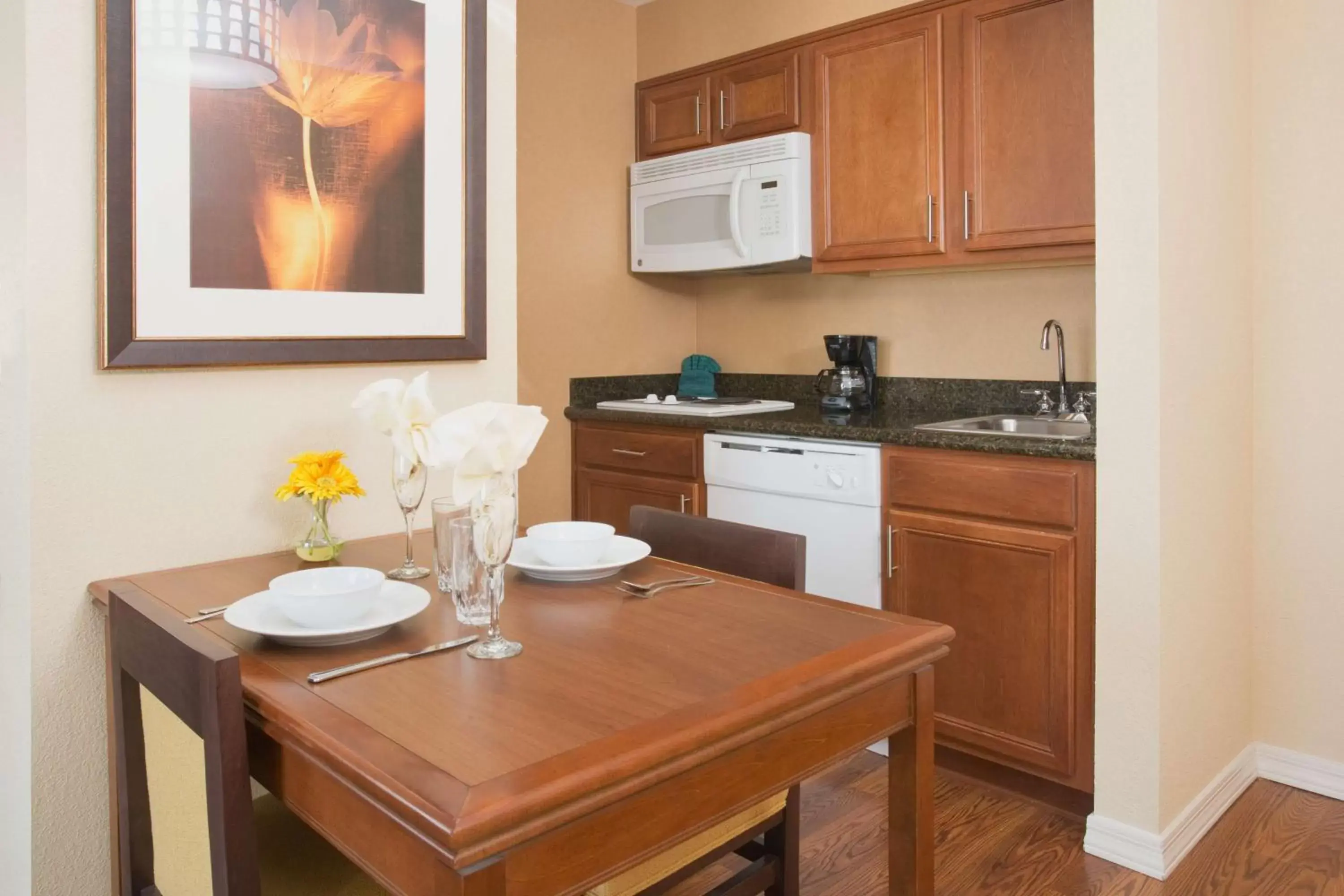 Kitchen or kitchenette, Dining Area in Homewood Suites by Hilton Yuma