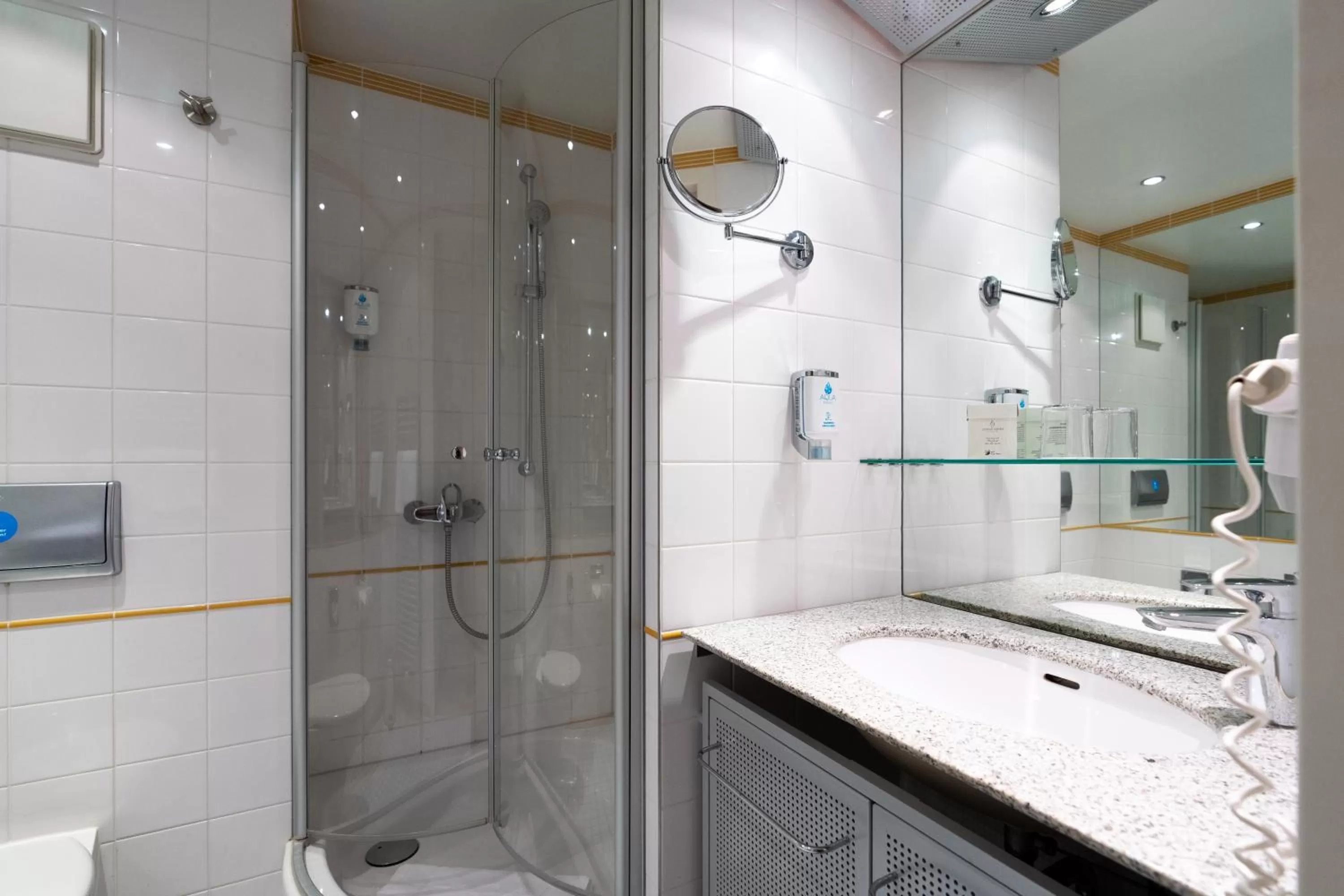 Shower in Kongresshotel Potsdam am Templiner See