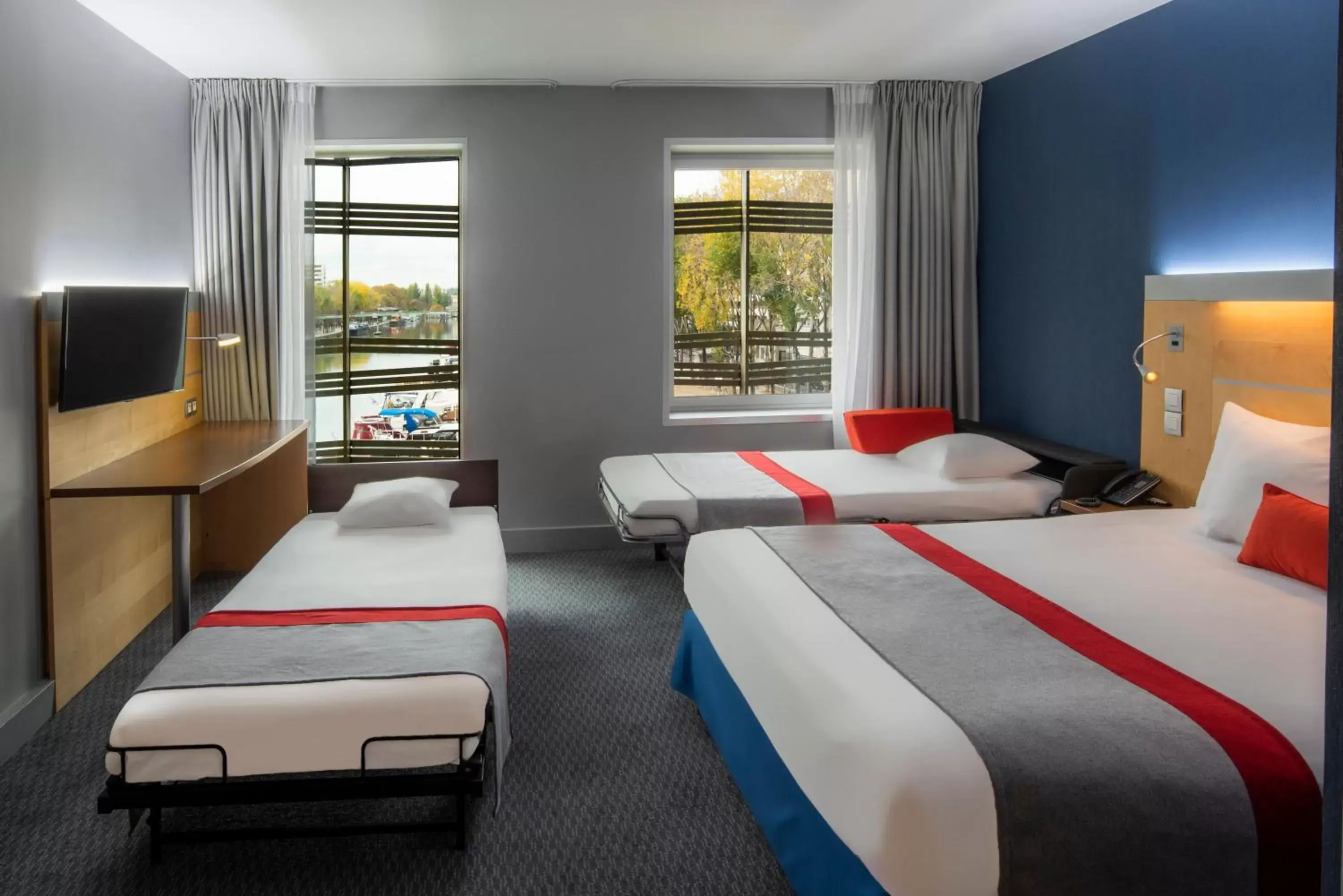 Photo of the whole room, Bed in Holiday Inn Express Paris-Canal De La Villette, an IHG Hotel