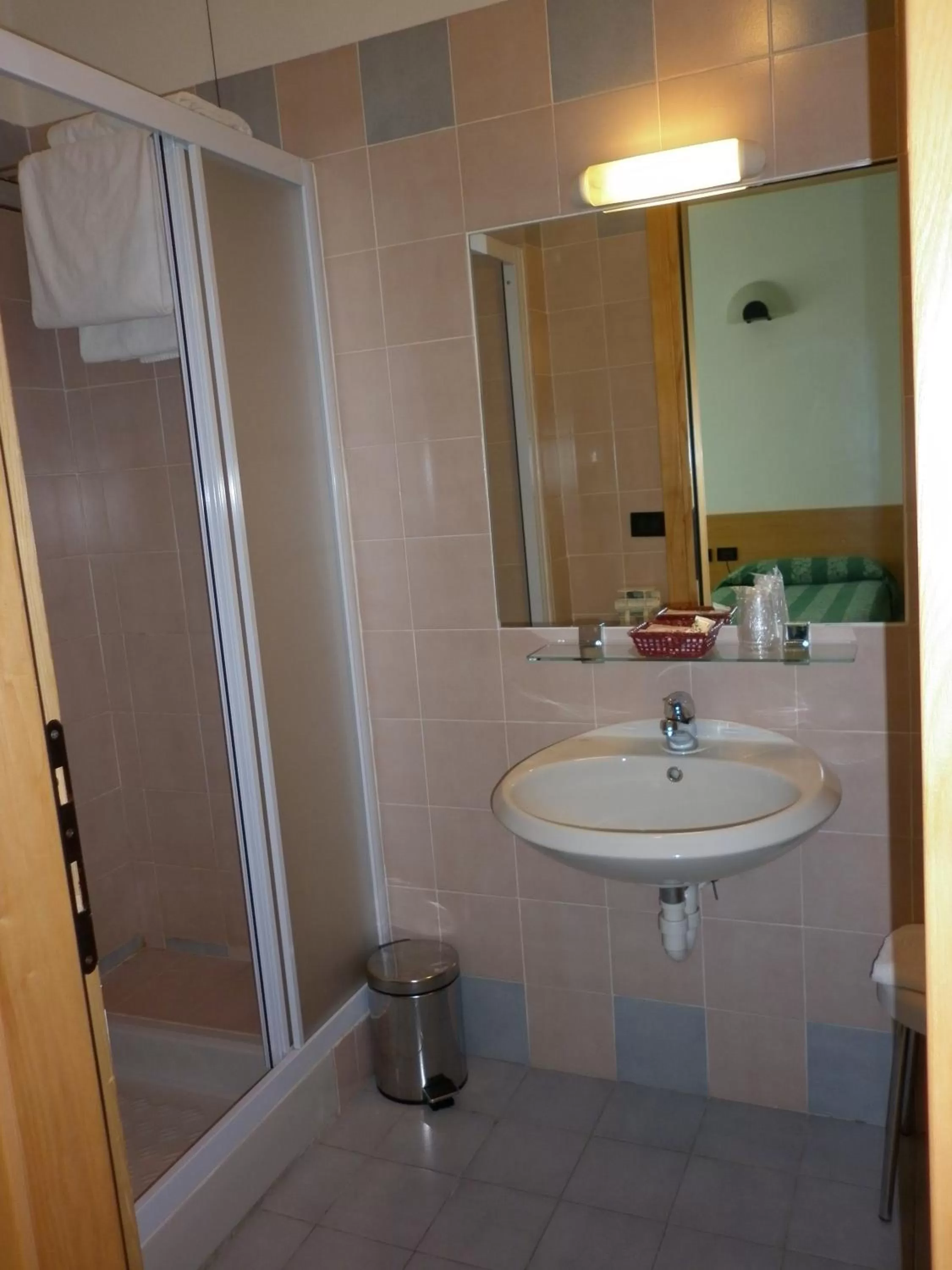 Shower in Hotel Aurora