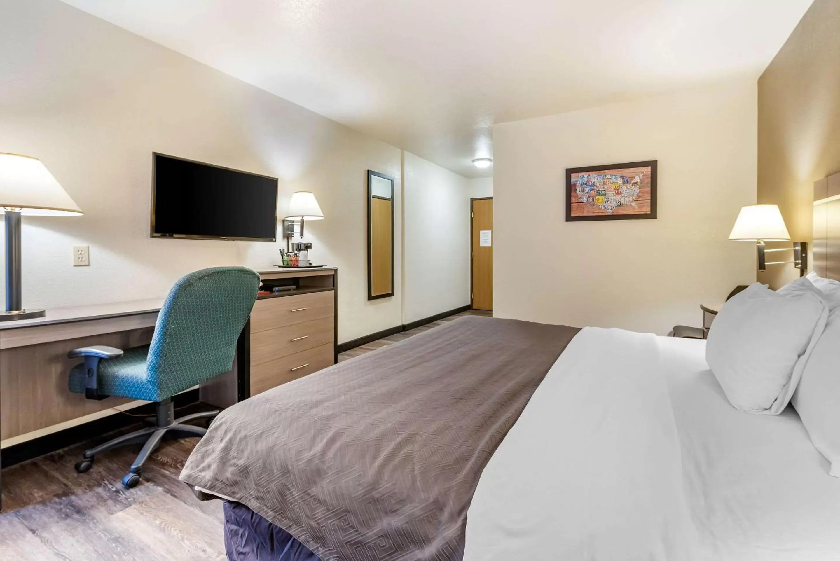 Photo of the whole room, Bed in Econo Lodge Pueblo