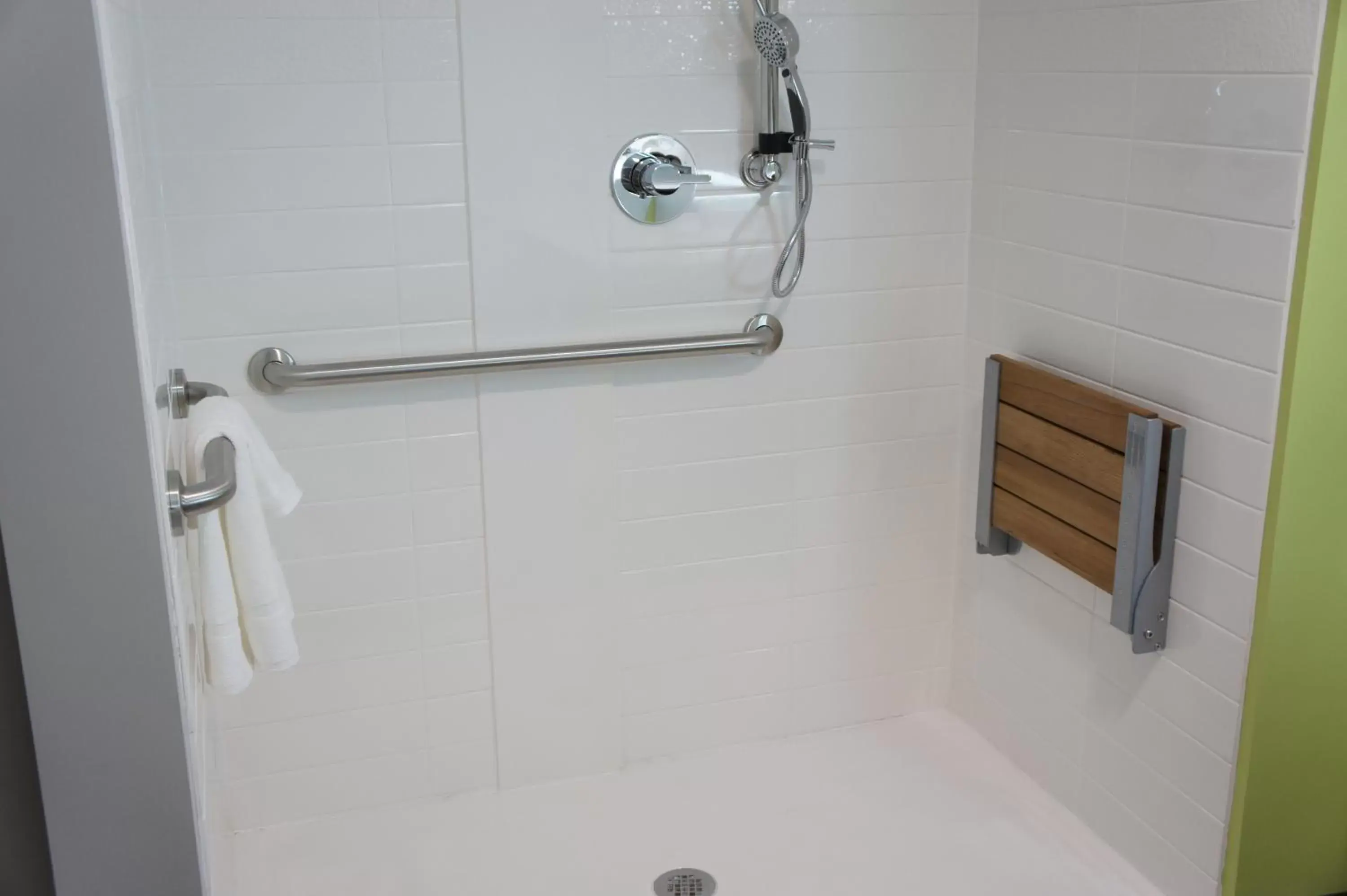 Bathroom in La Quinta Inn & Suites by Wyndham Braselton