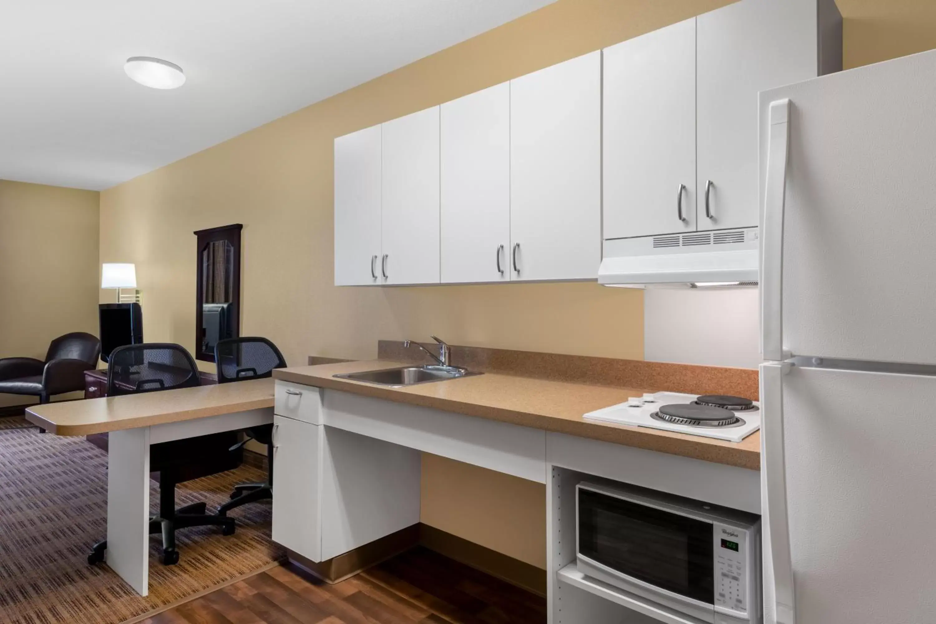 Kitchen/Kitchenette in Extended Stay America Suites - Chicago - Schaumburg - I-90