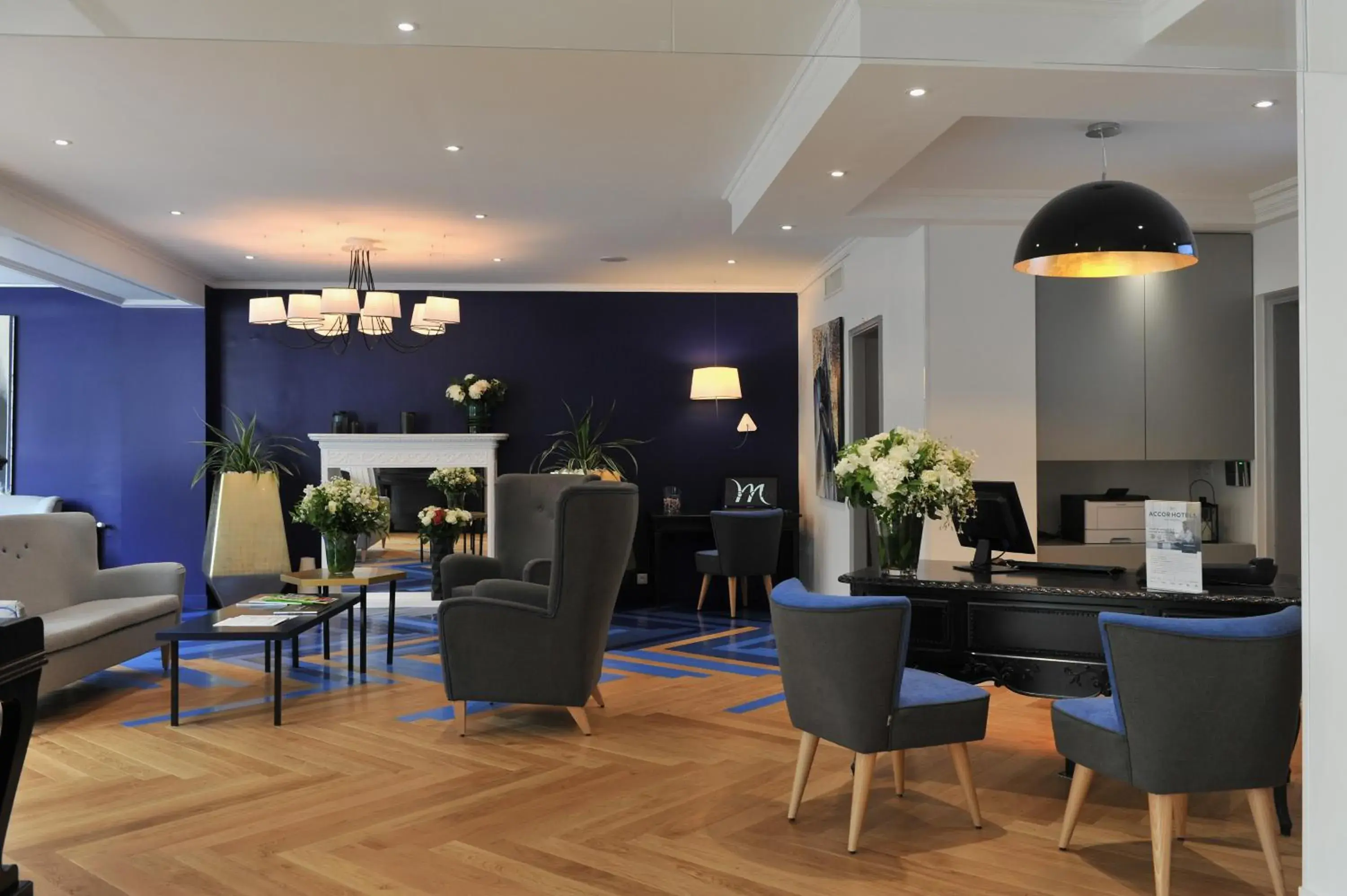 Lobby or reception, Restaurant/Places to Eat in Mercure Paris Saint Cloud Hippodrome