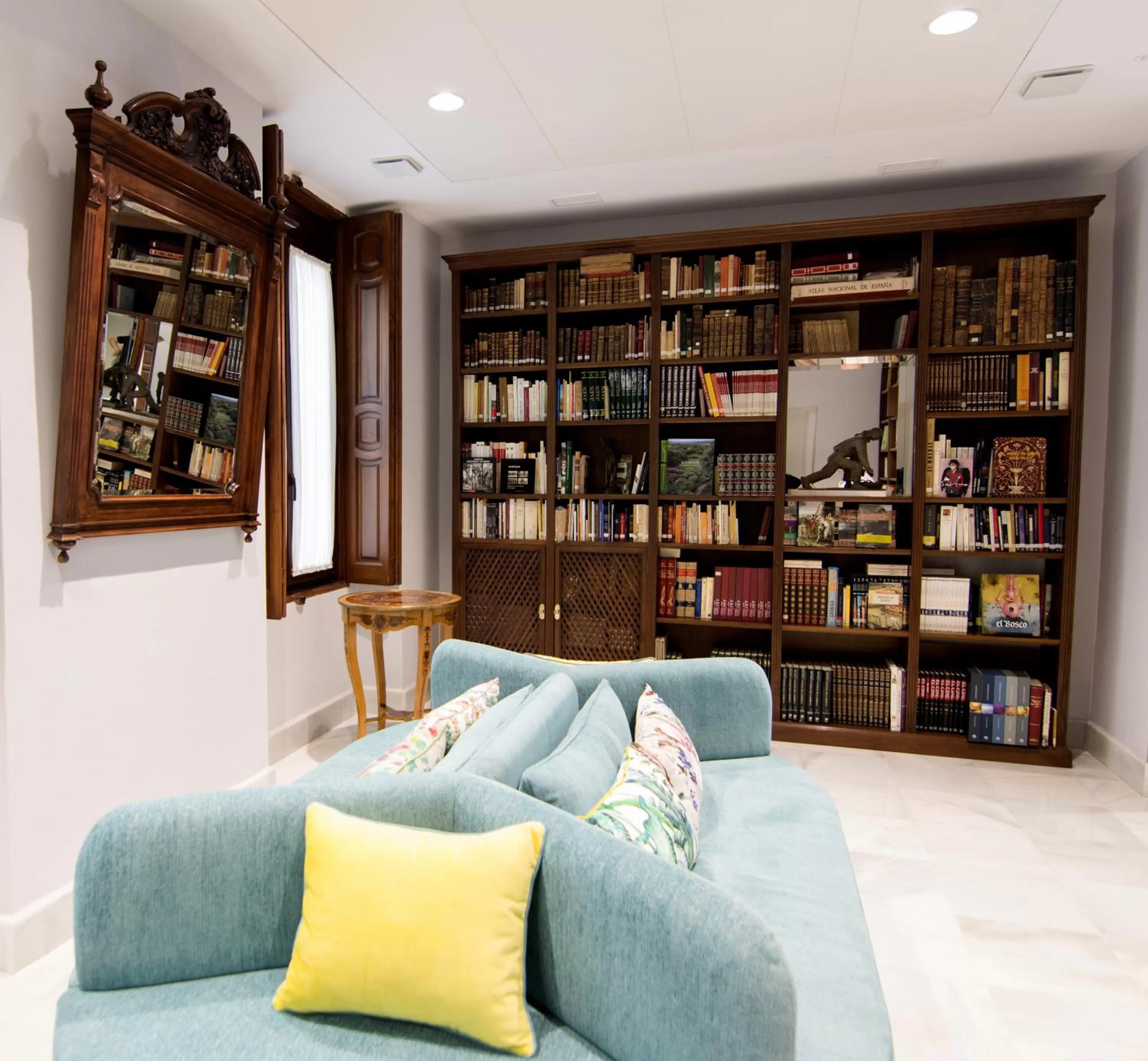 Library in Hotel Oleum - Parking Gratuito bajo disponibilidad y reserva previa