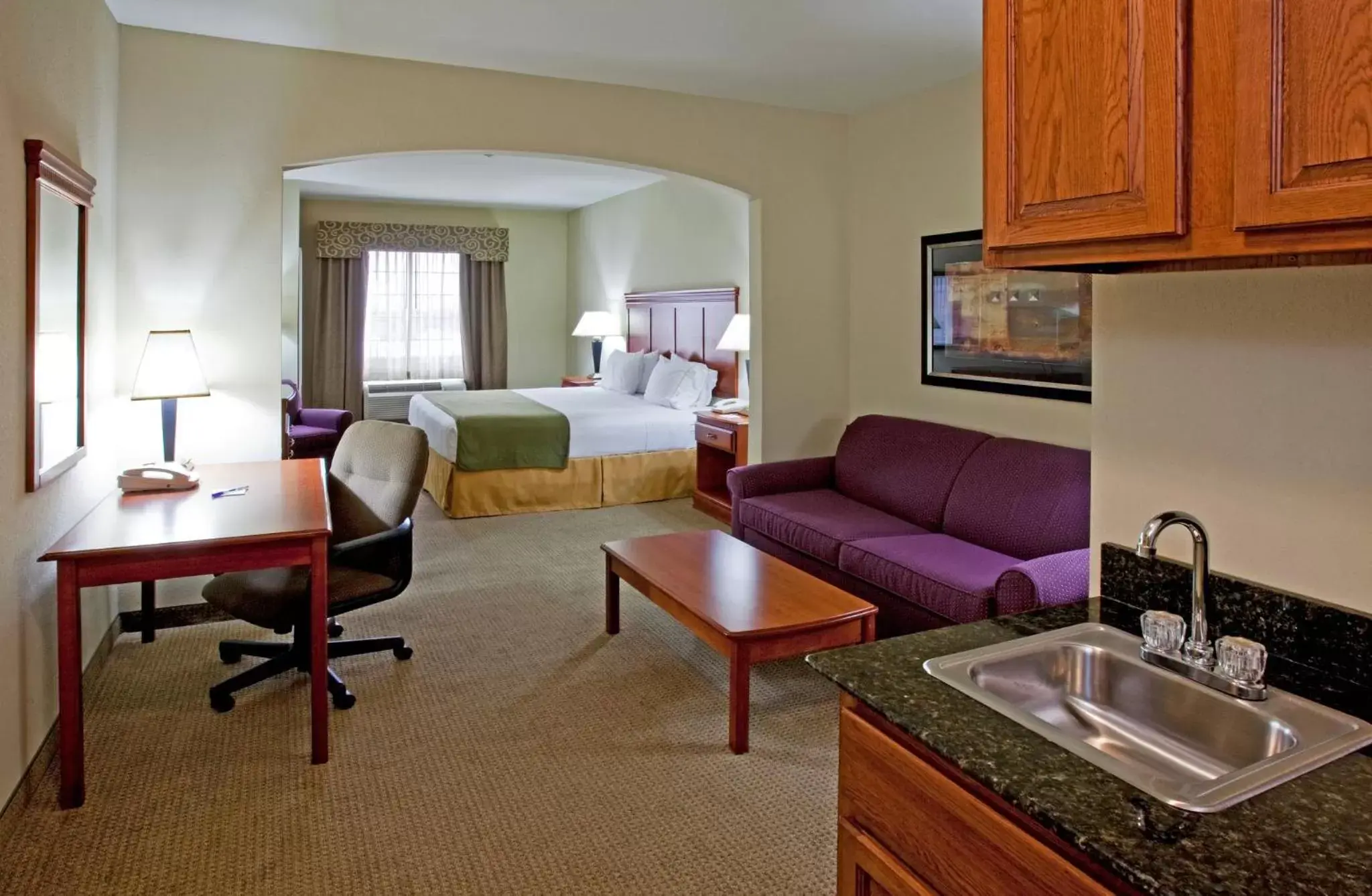 Photo of the whole room, Kitchen/Kitchenette in Holiday Inn Express Hotel and Suites Ada, an IHG Hotel
