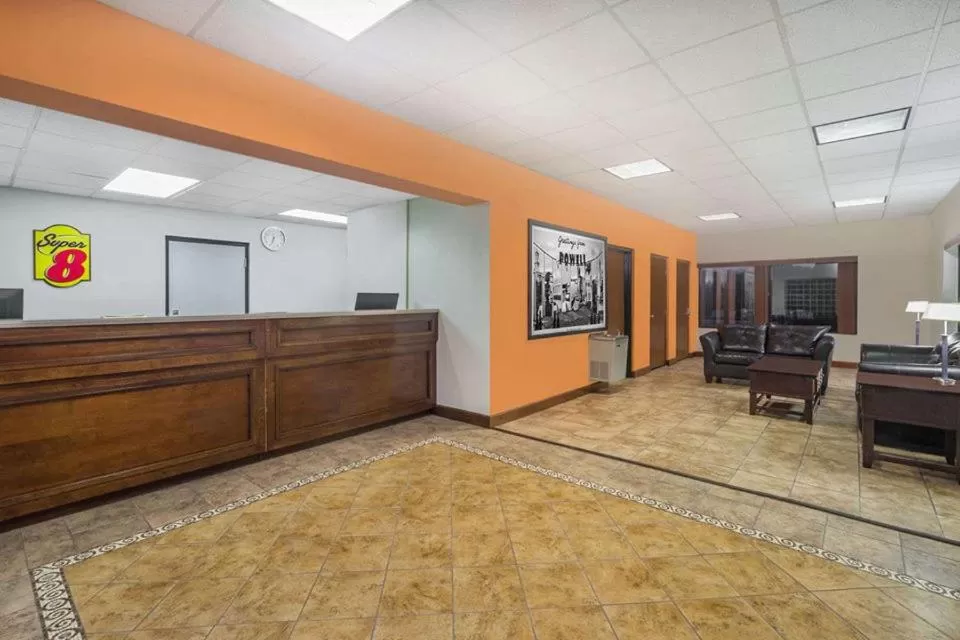 Lobby or reception in Super 8 by Wyndham Knoxville North/Powell