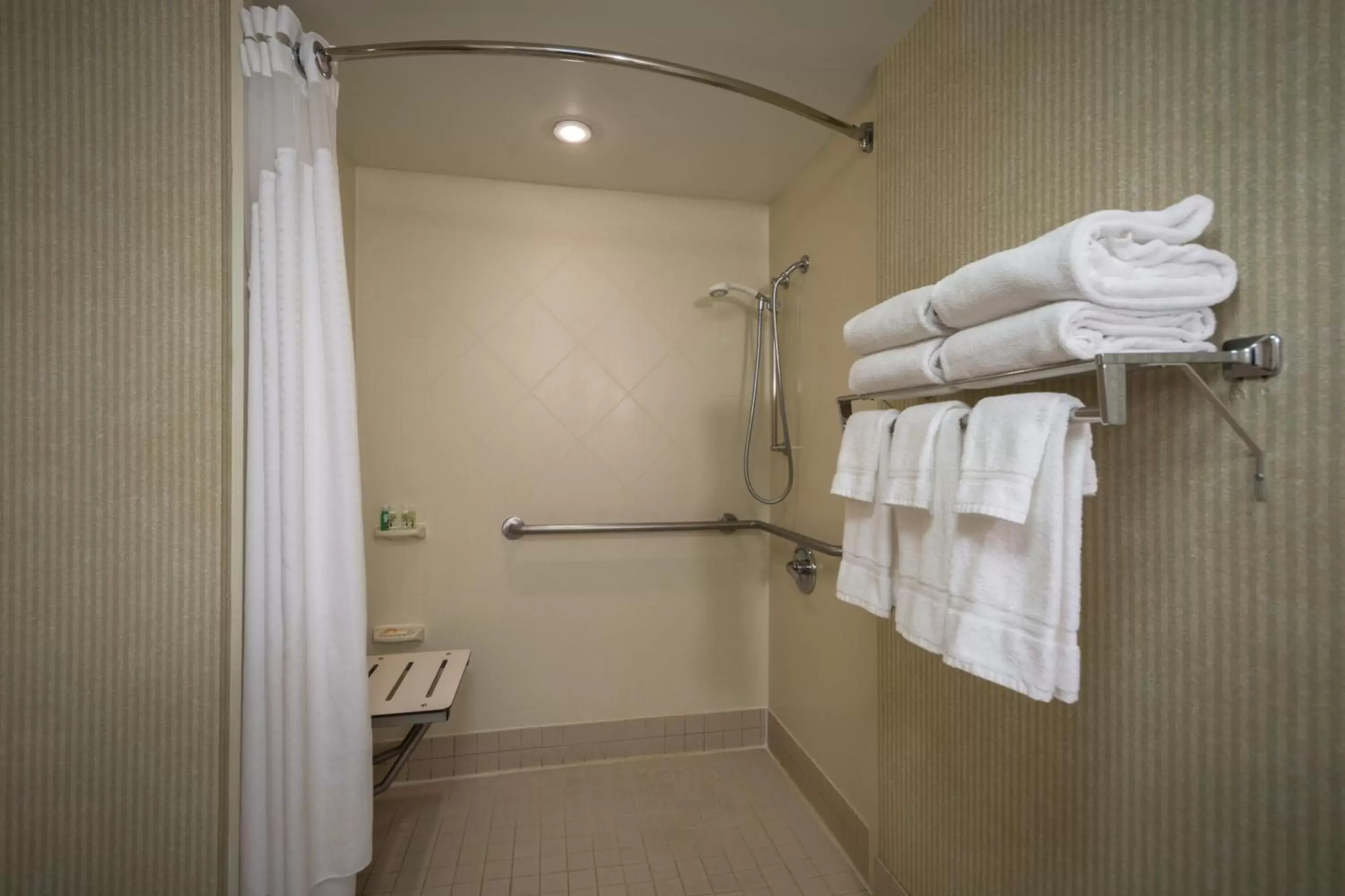 Bedroom, Bathroom in Holiday Inn Arlington at Ballston, an IHG Hotel