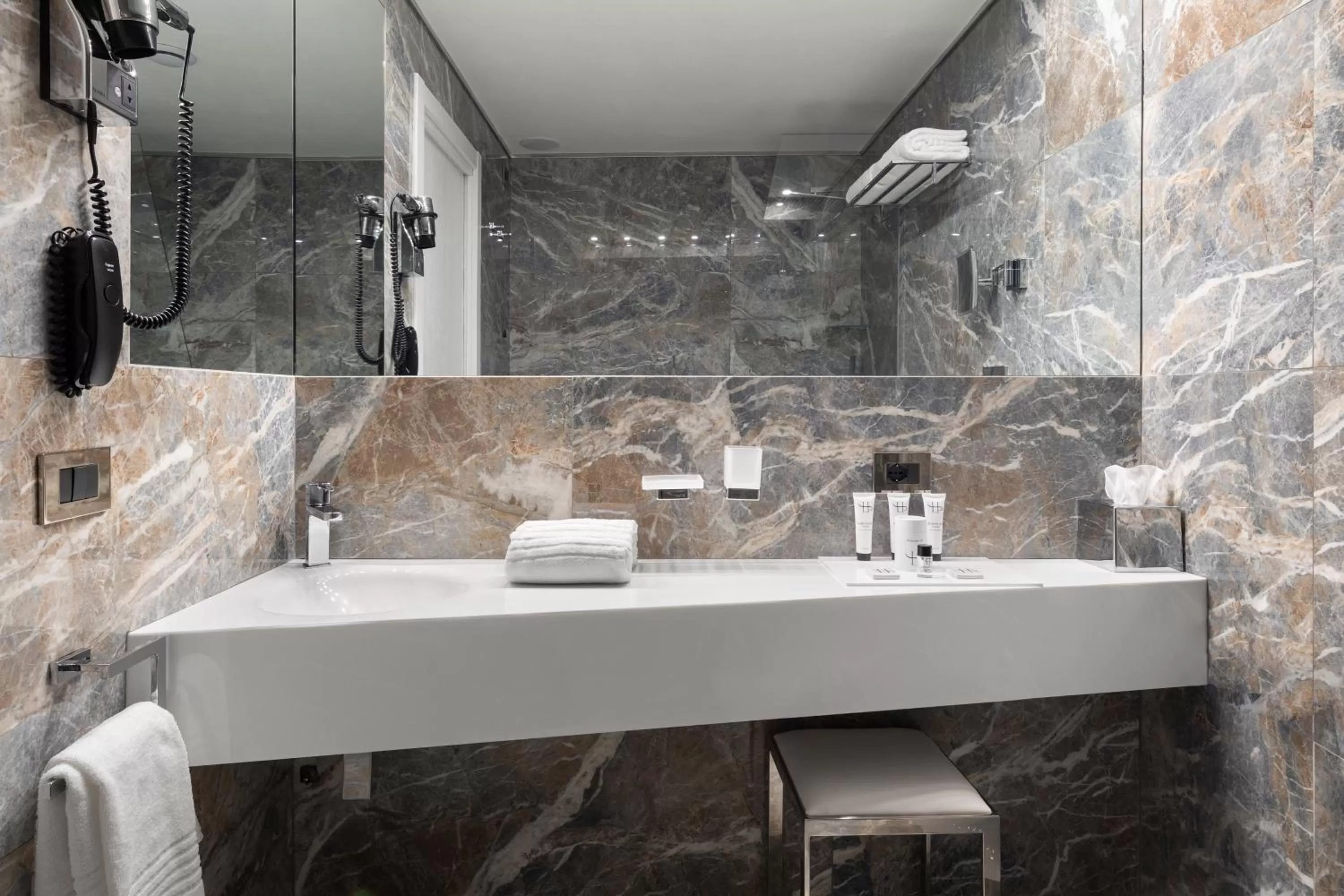 Bathroom in LHP Napoli Palace & SPA