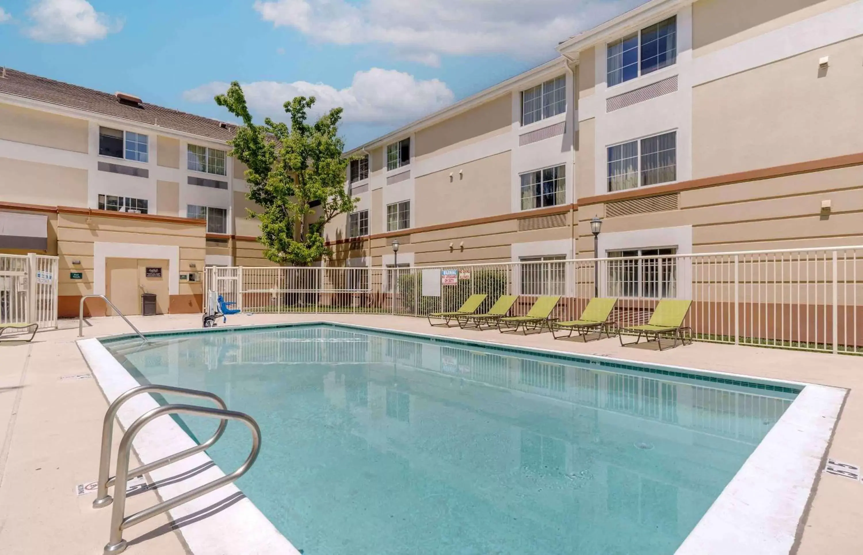 Pool view, Swimming Pool in Extended Stay America Suites - Pleasanton - Chabot Dr