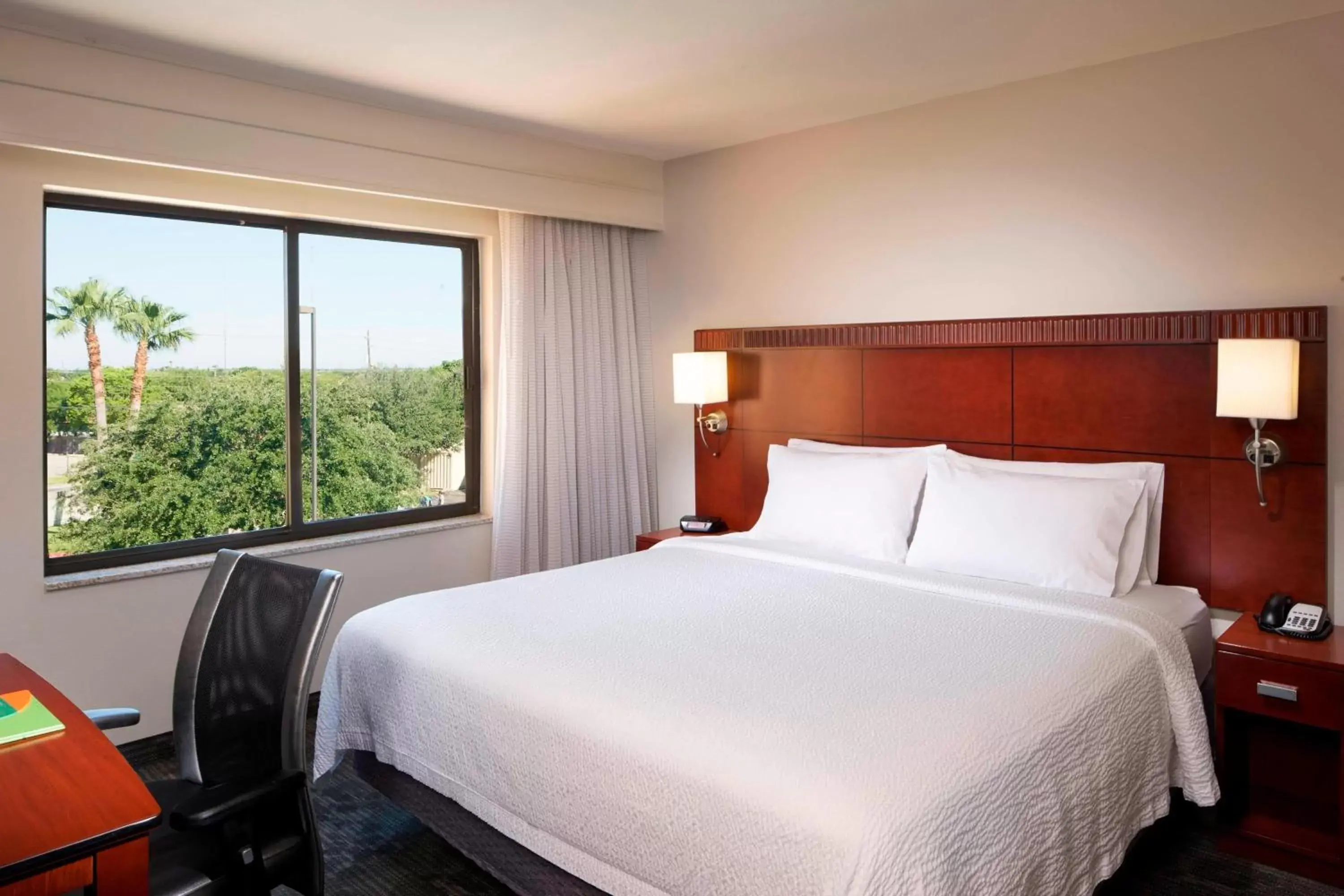 Bedroom, Bed in Courtyard by Marriott Brownsville