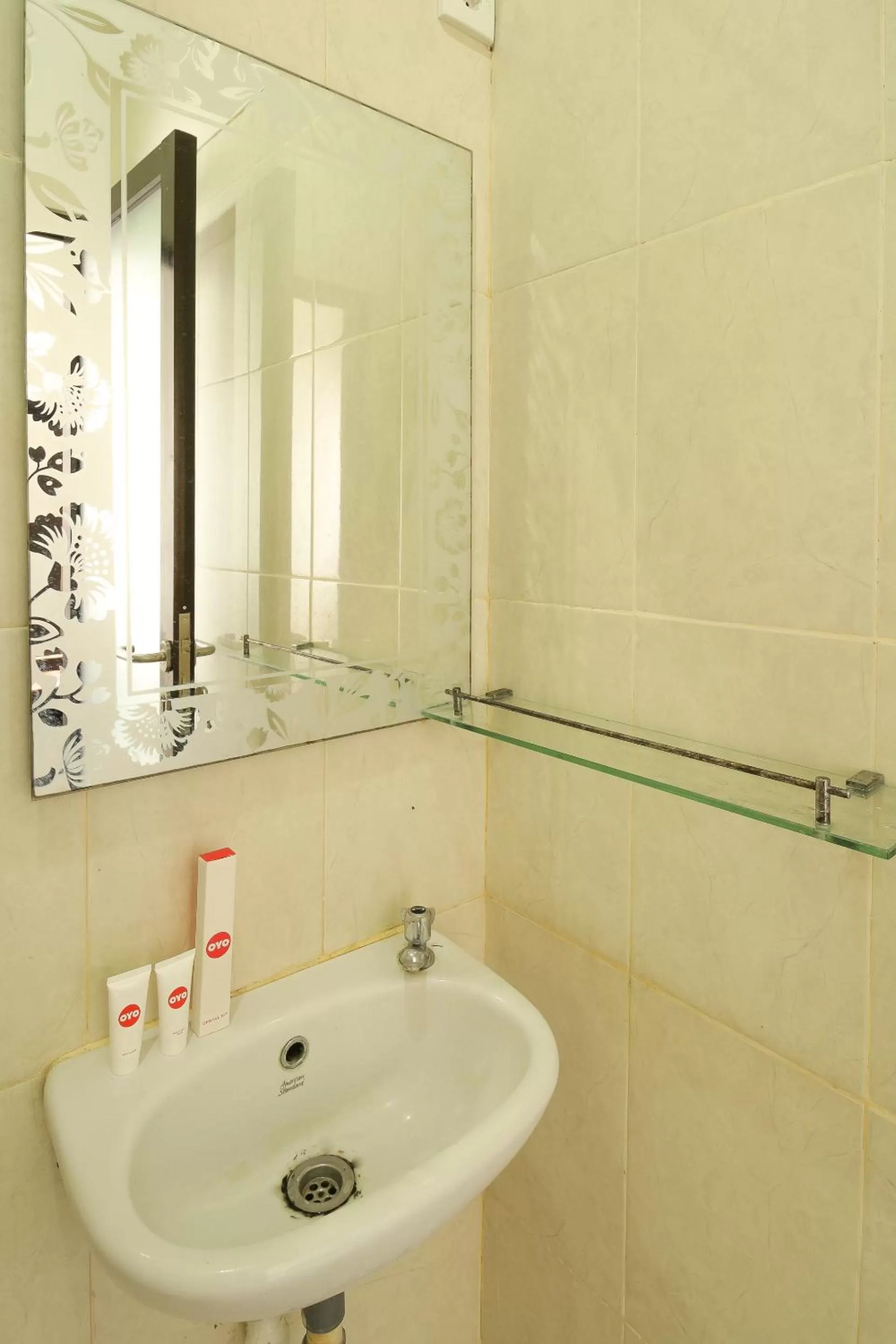 Bathroom in OYO 734 Tuban Torres Accomodation