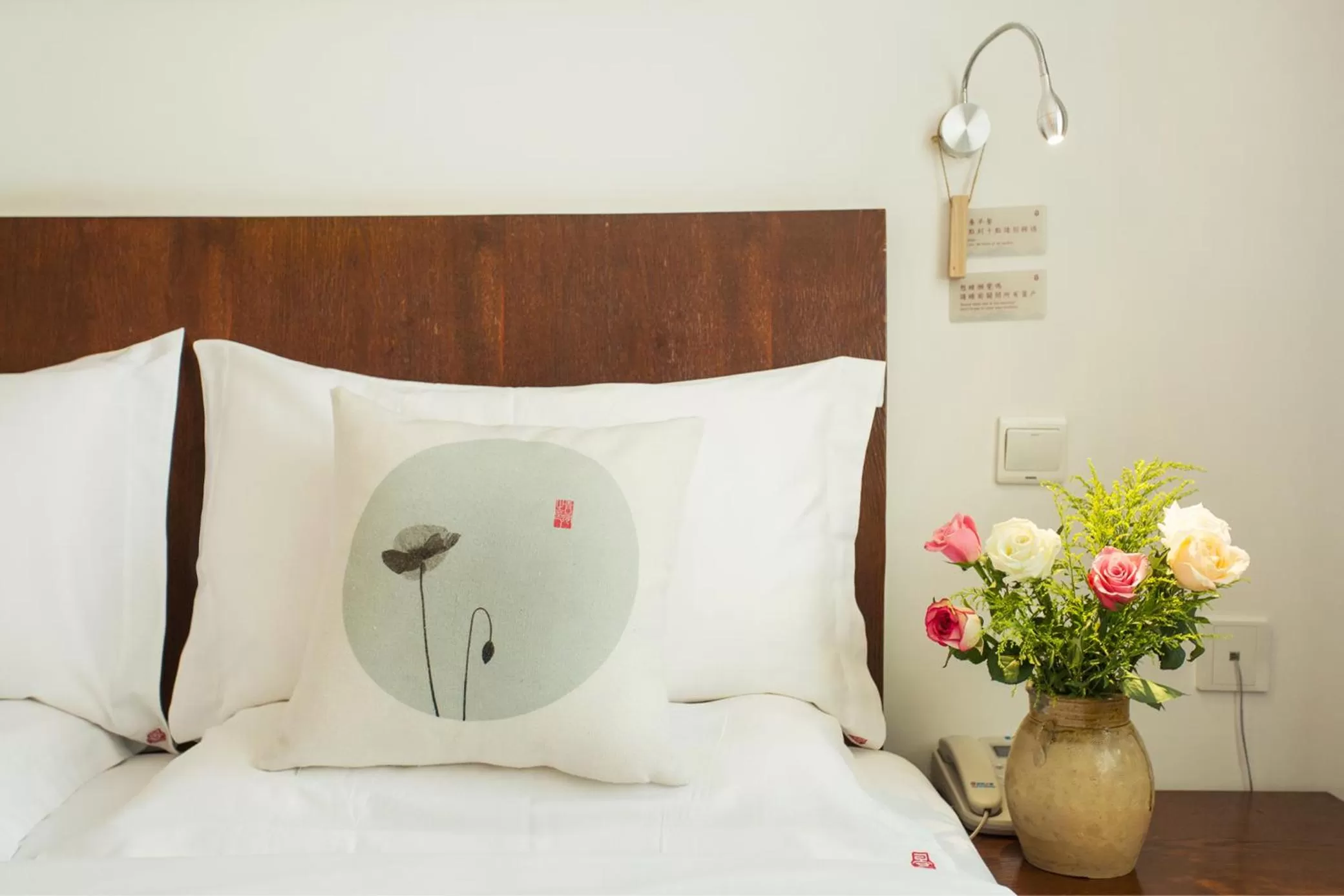 Bed in Dali Yanyuan Mountain Retreat