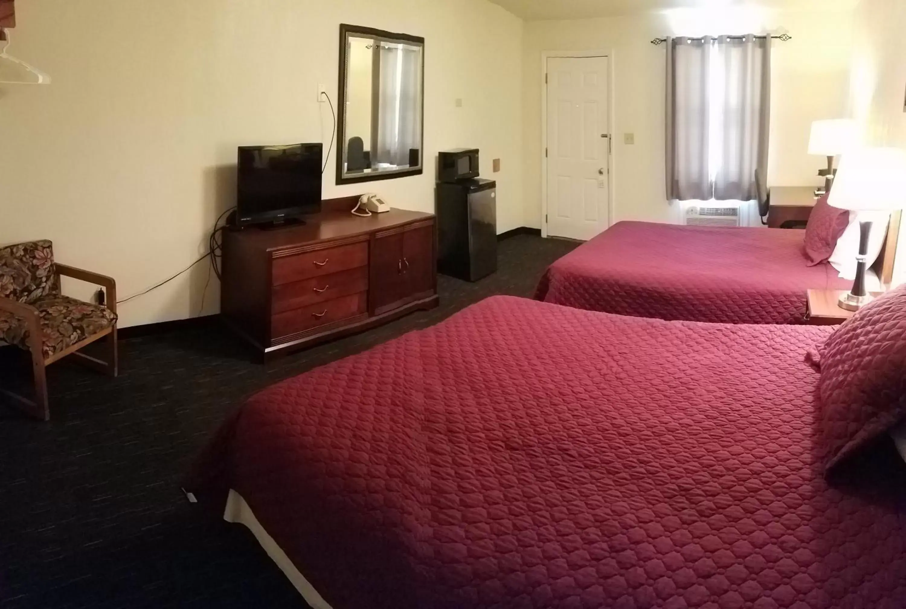 Living room, Bed in West Plains Motel