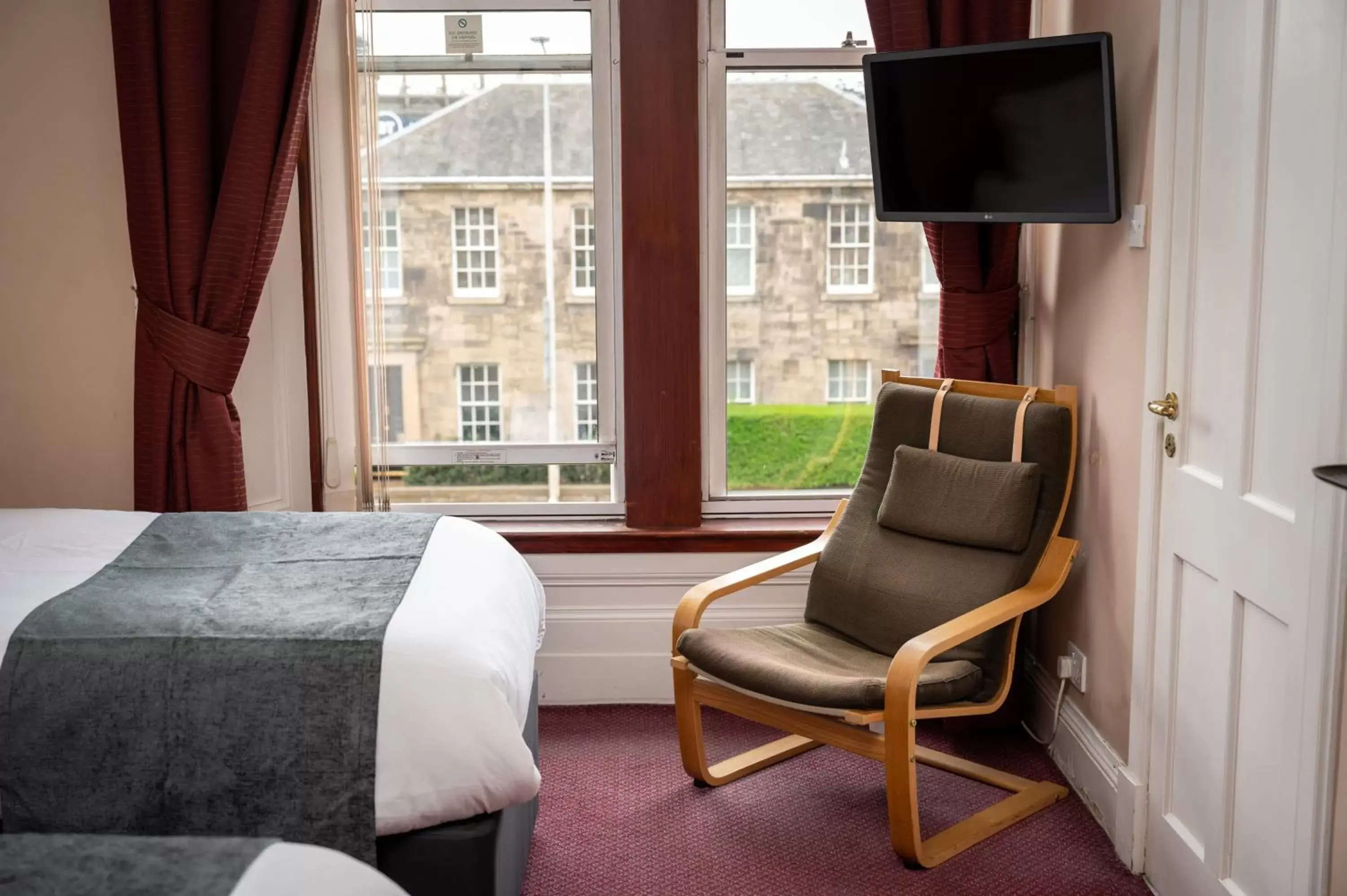 Bed, TV/Entertainment Center in Hampton Hotel by Greene King Inns