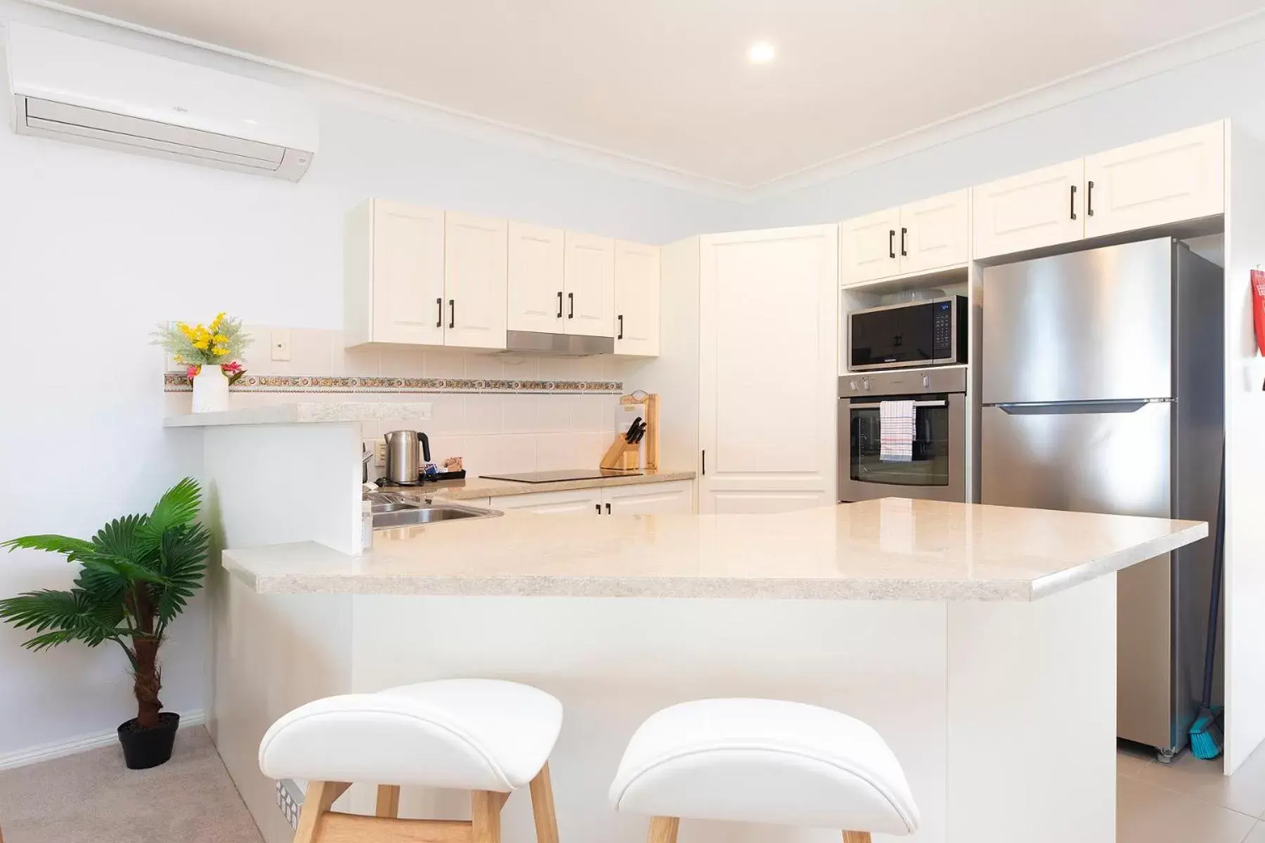 Kitchen/Kitchenette in Meridian Beachside Apartments