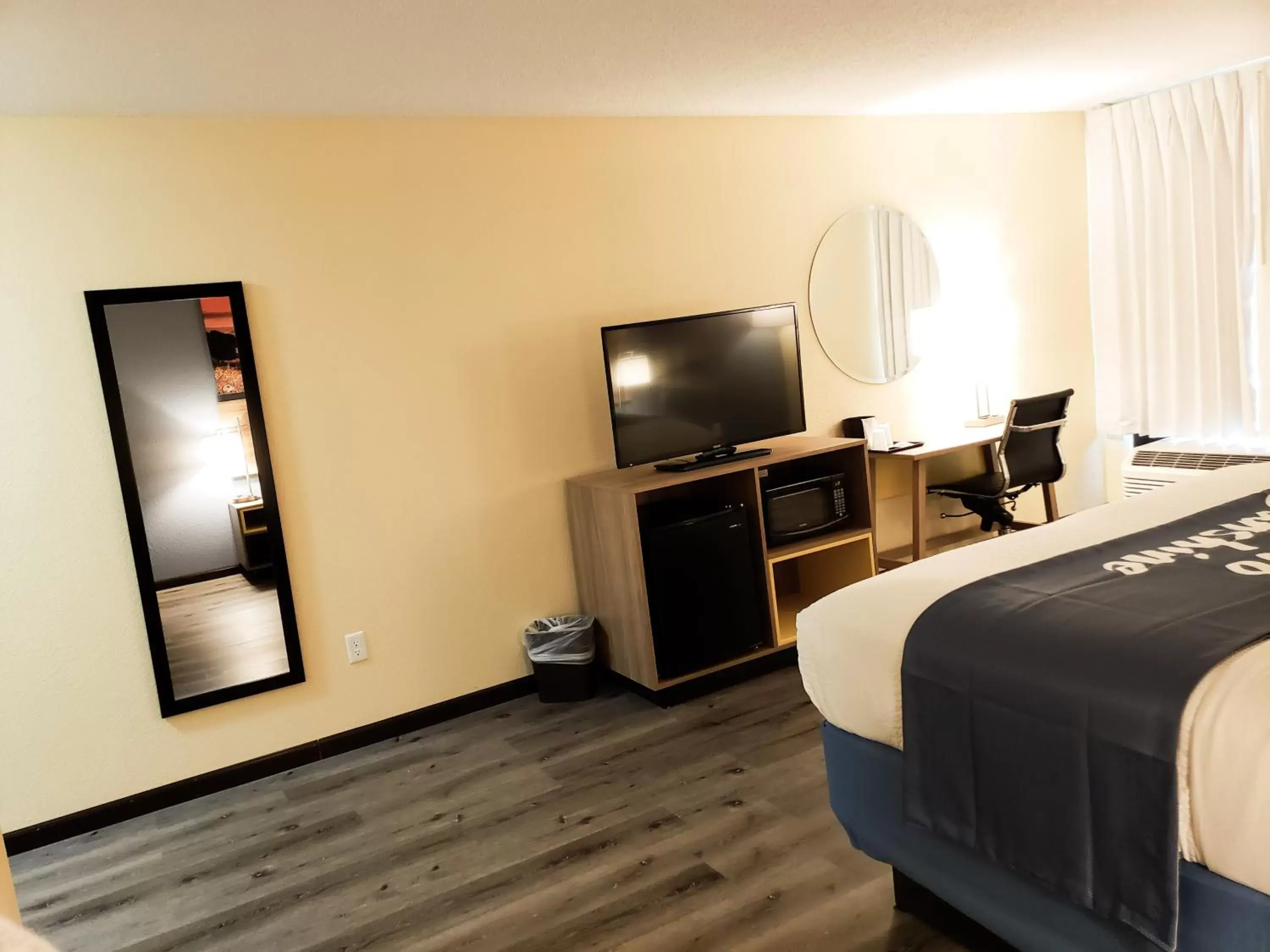 Bed in Days Inn & Suites by Wyndham Merrillville Bed in Days Inn & Suites by Wyndham Merrillville