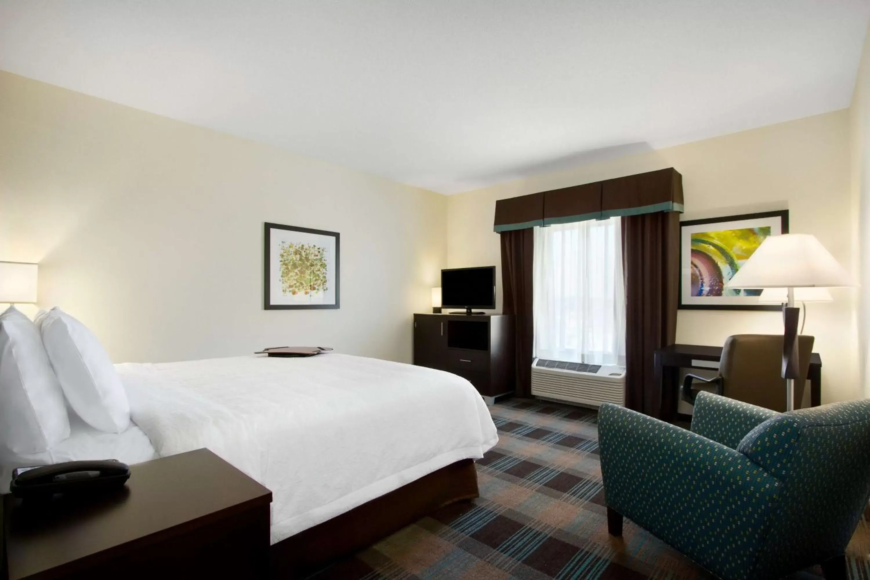 Bed in Hampton Inn & Suites York South