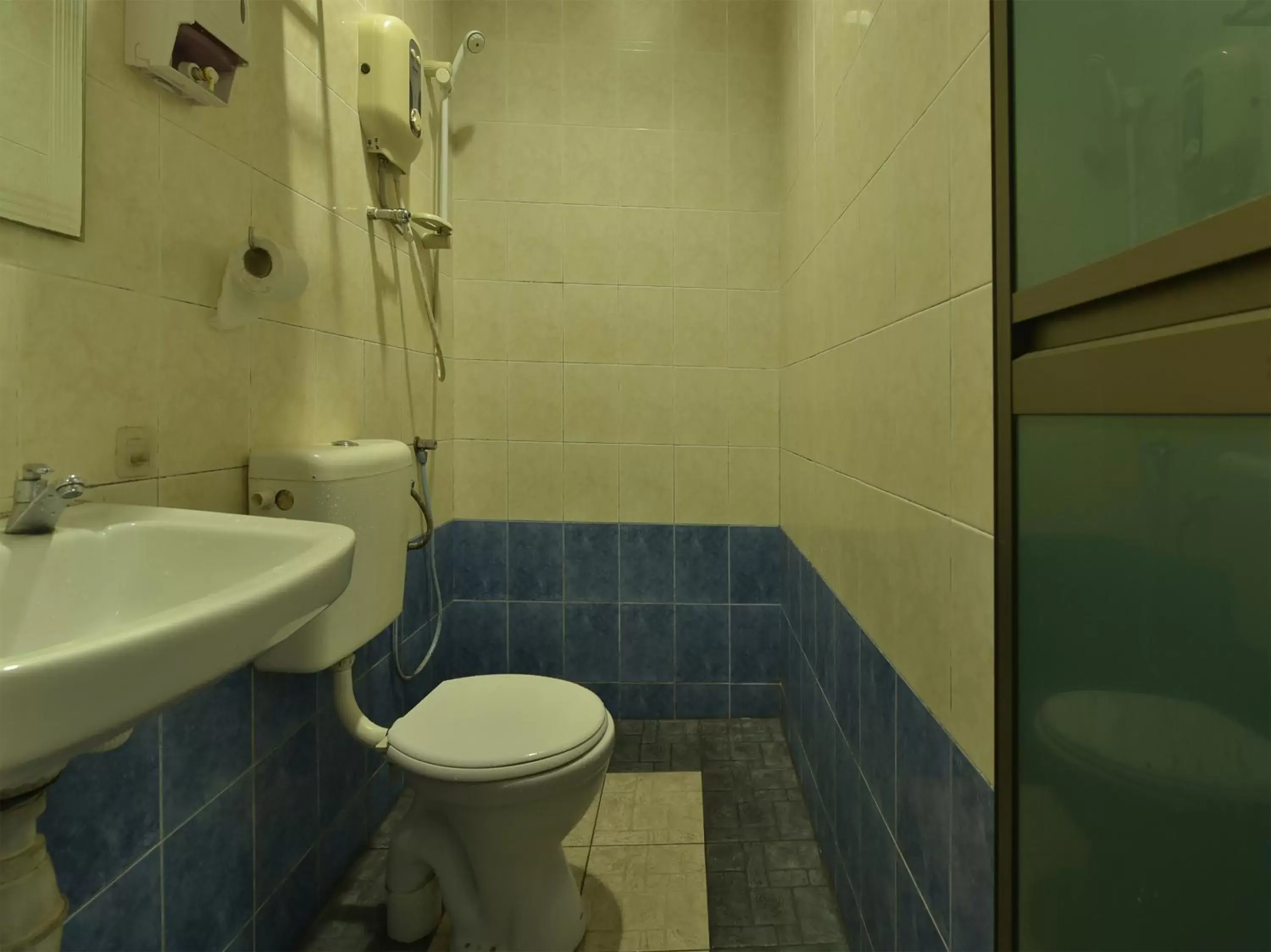 Bathroom in OYO 44036 Hotel De Perdana Hill