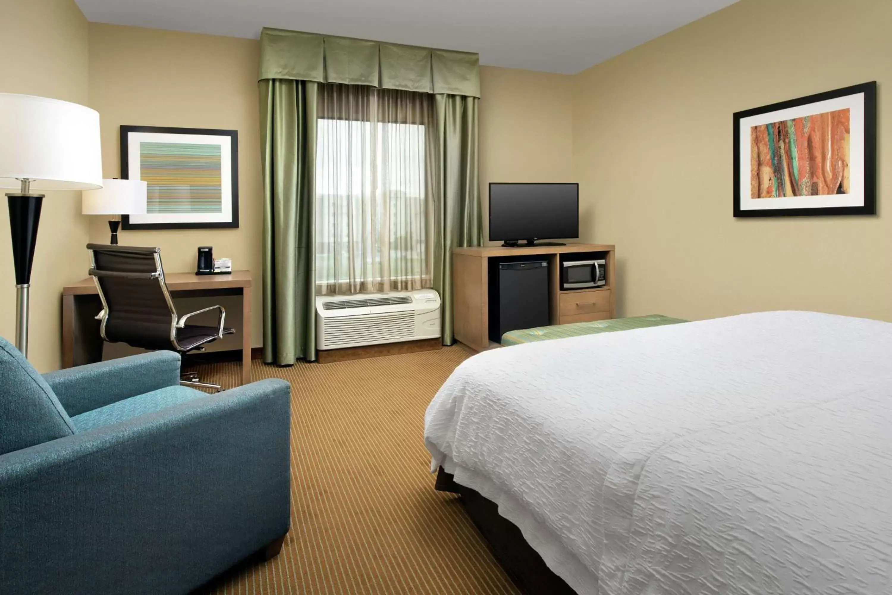 Bedroom, TV/Entertainment Center in Hampton Inn Lake Charles