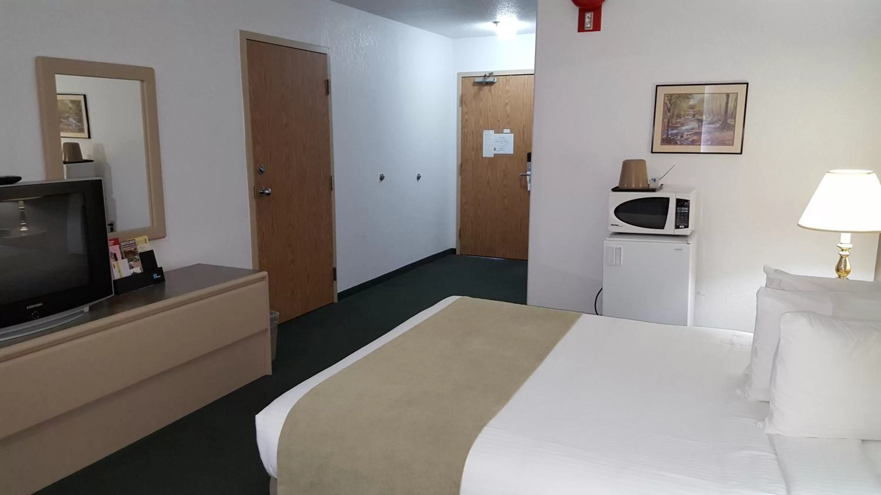 Photo of the whole room, Bed in Super 8 by Wyndham Pincher Creek AB