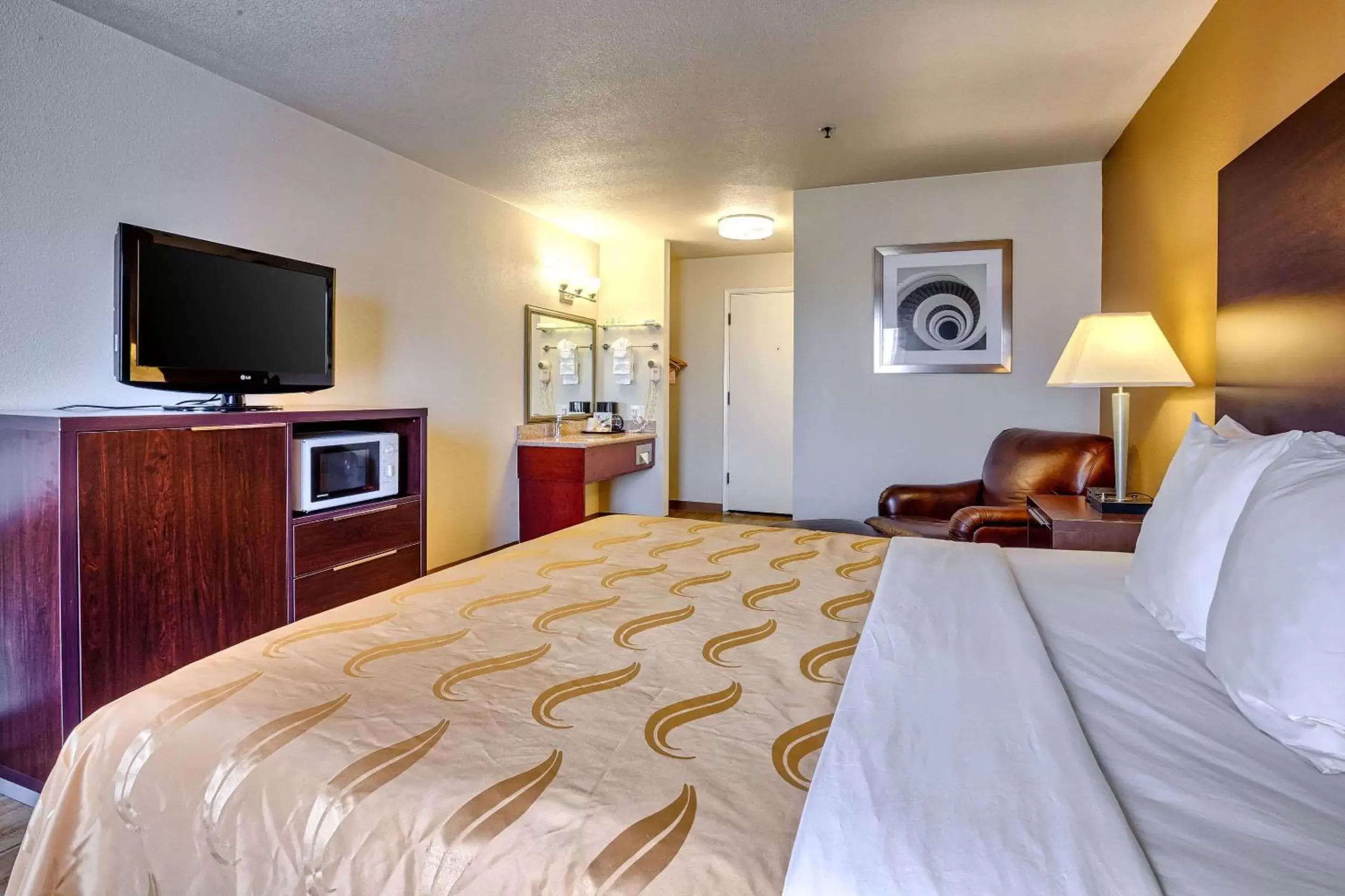 Photo of the whole room, Bed in Quality Inn near Six Flags Discovery Kingdom-Napa Valley