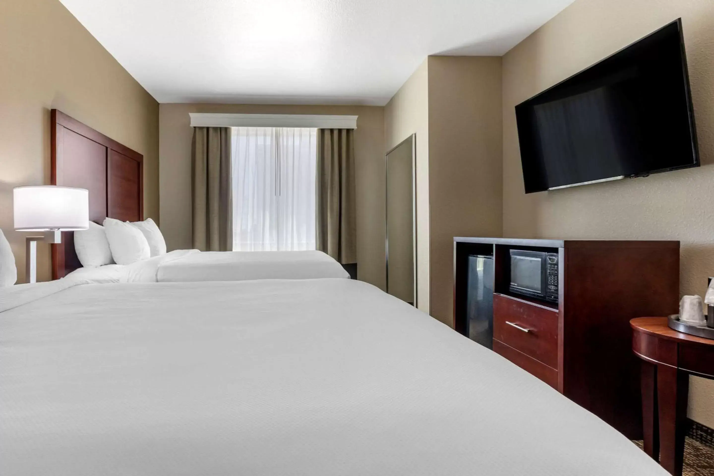 Photo of the whole room, Bed in Comfort Suites Plano - Dallas North