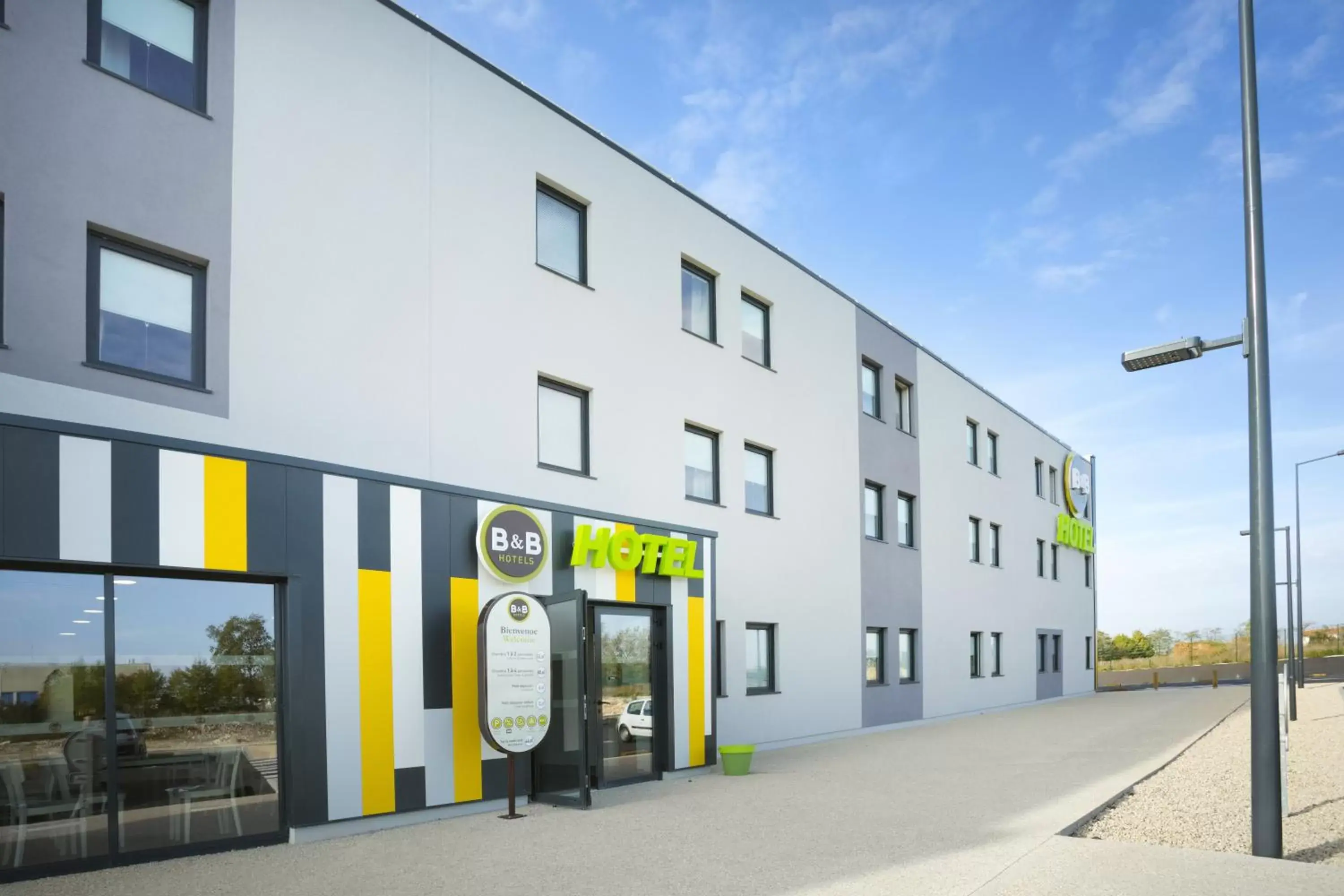 Facade/entrance, Property Building in B&B HOTEL Niort Marais Poitevin